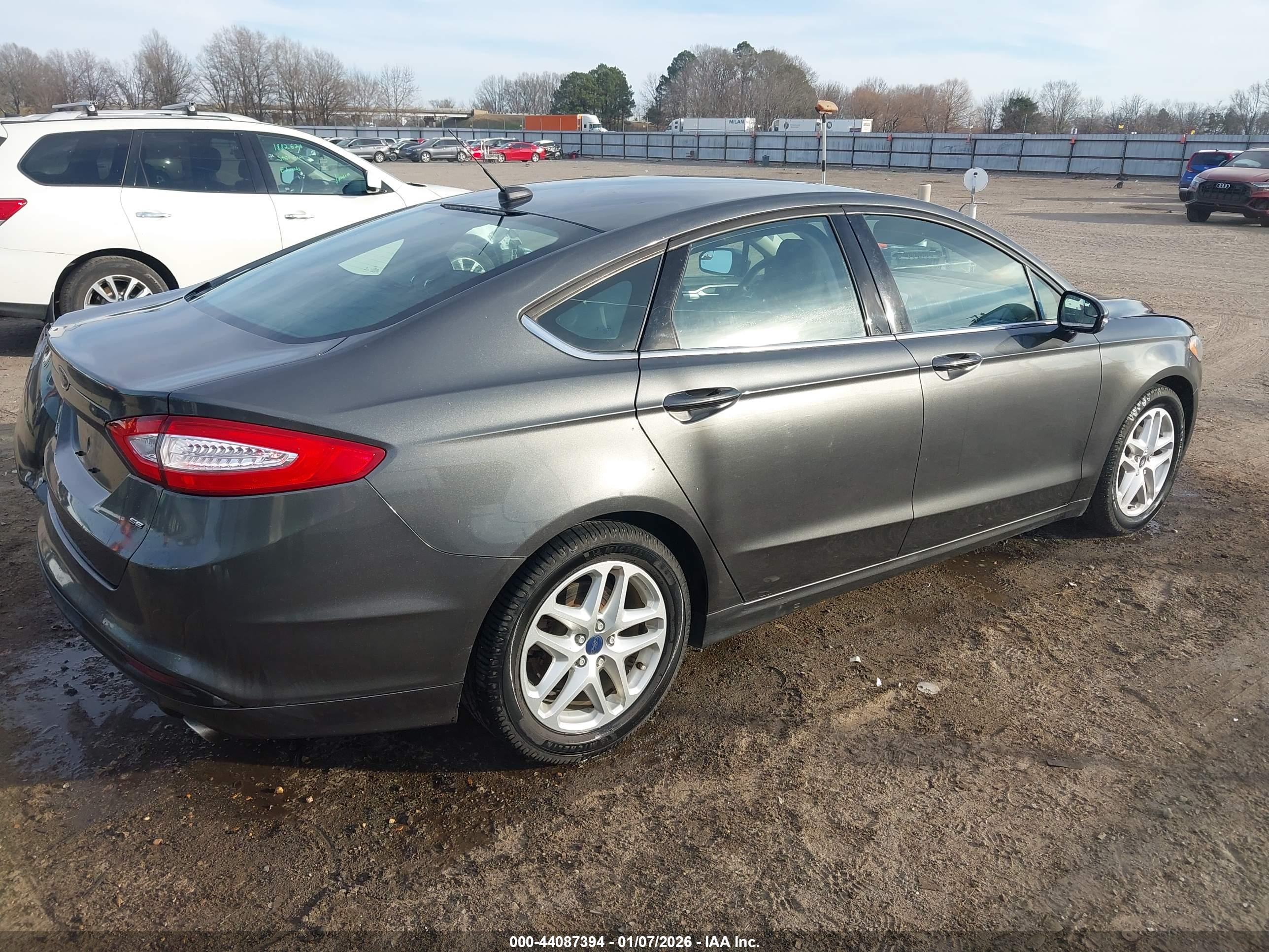 FORD FUSION image 4