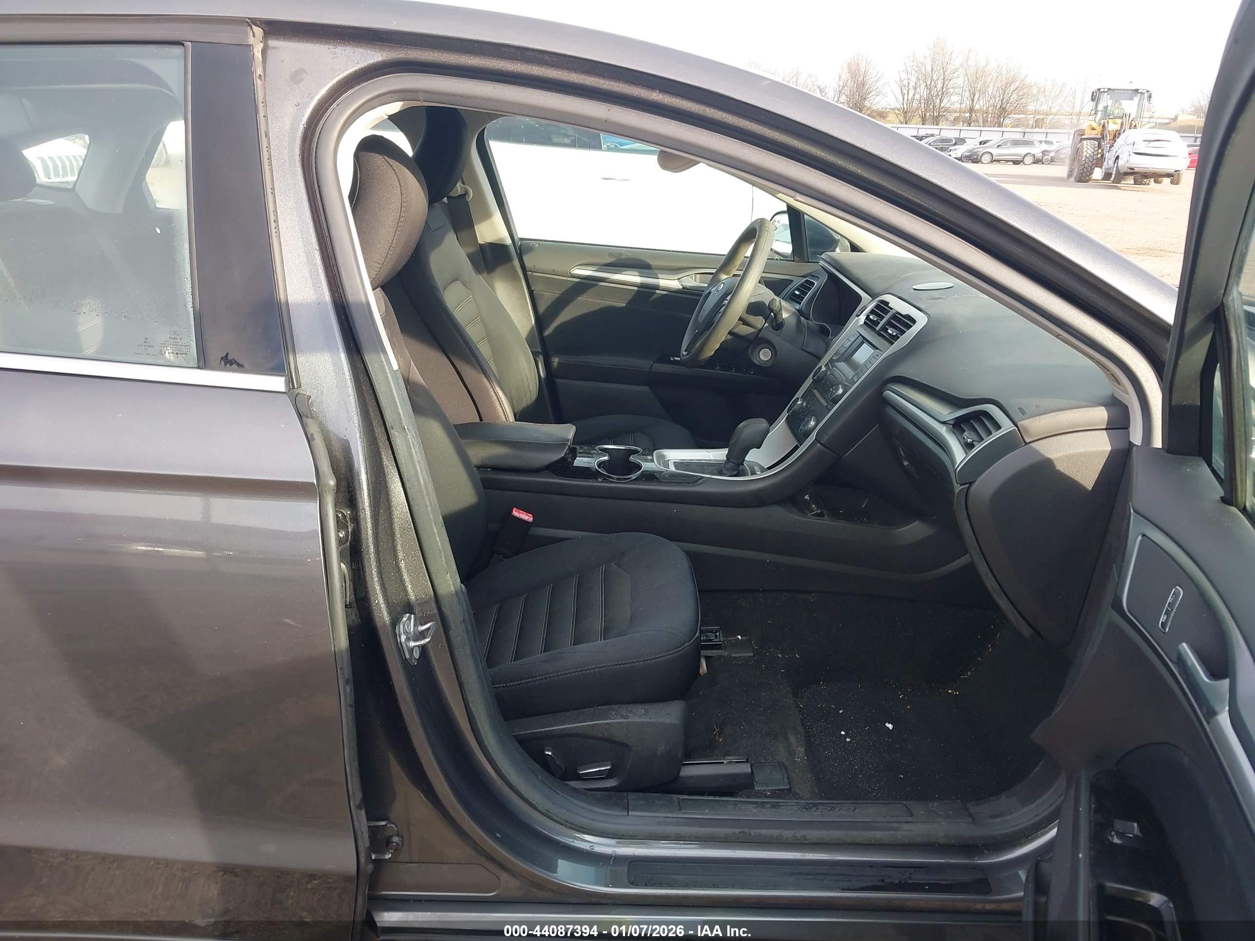 FORD FUSION image 5
