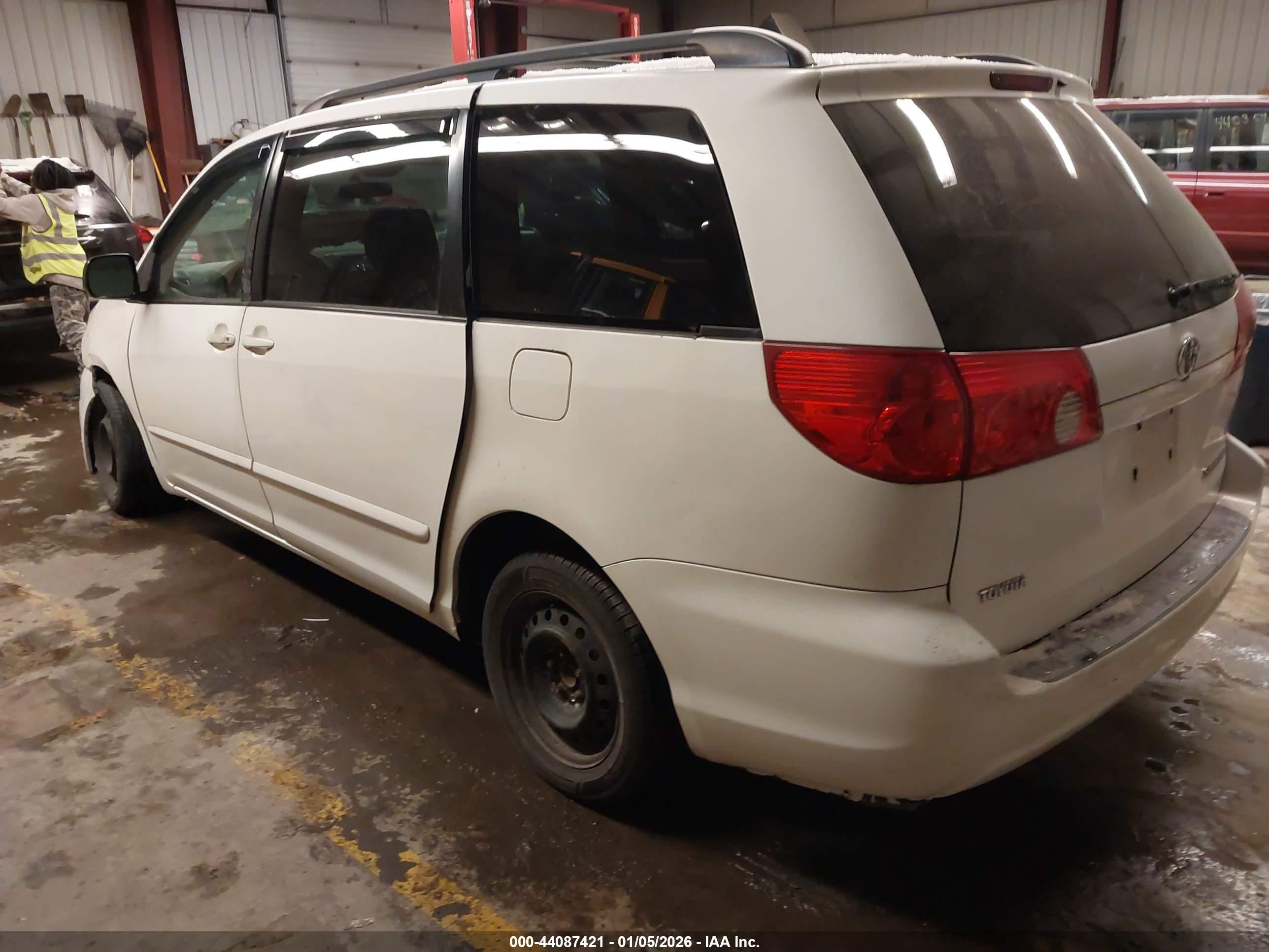 TOYOTA SIENNA image 3