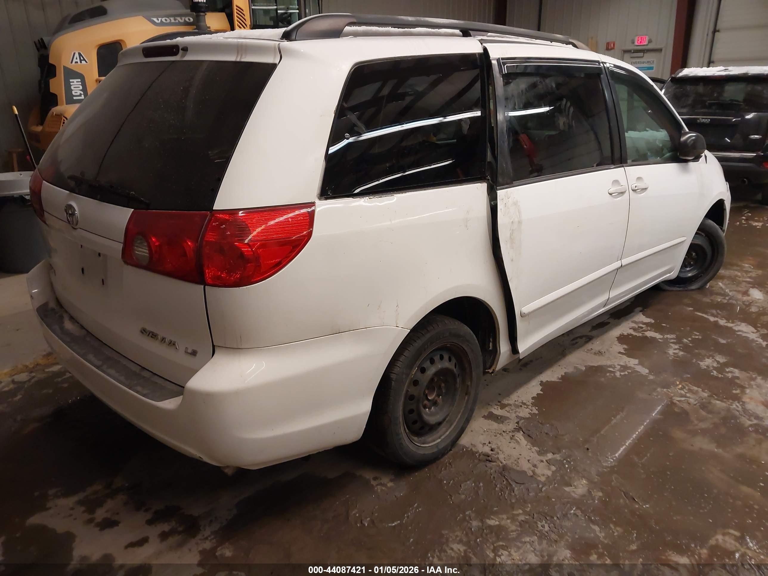 TOYOTA SIENNA image 4
