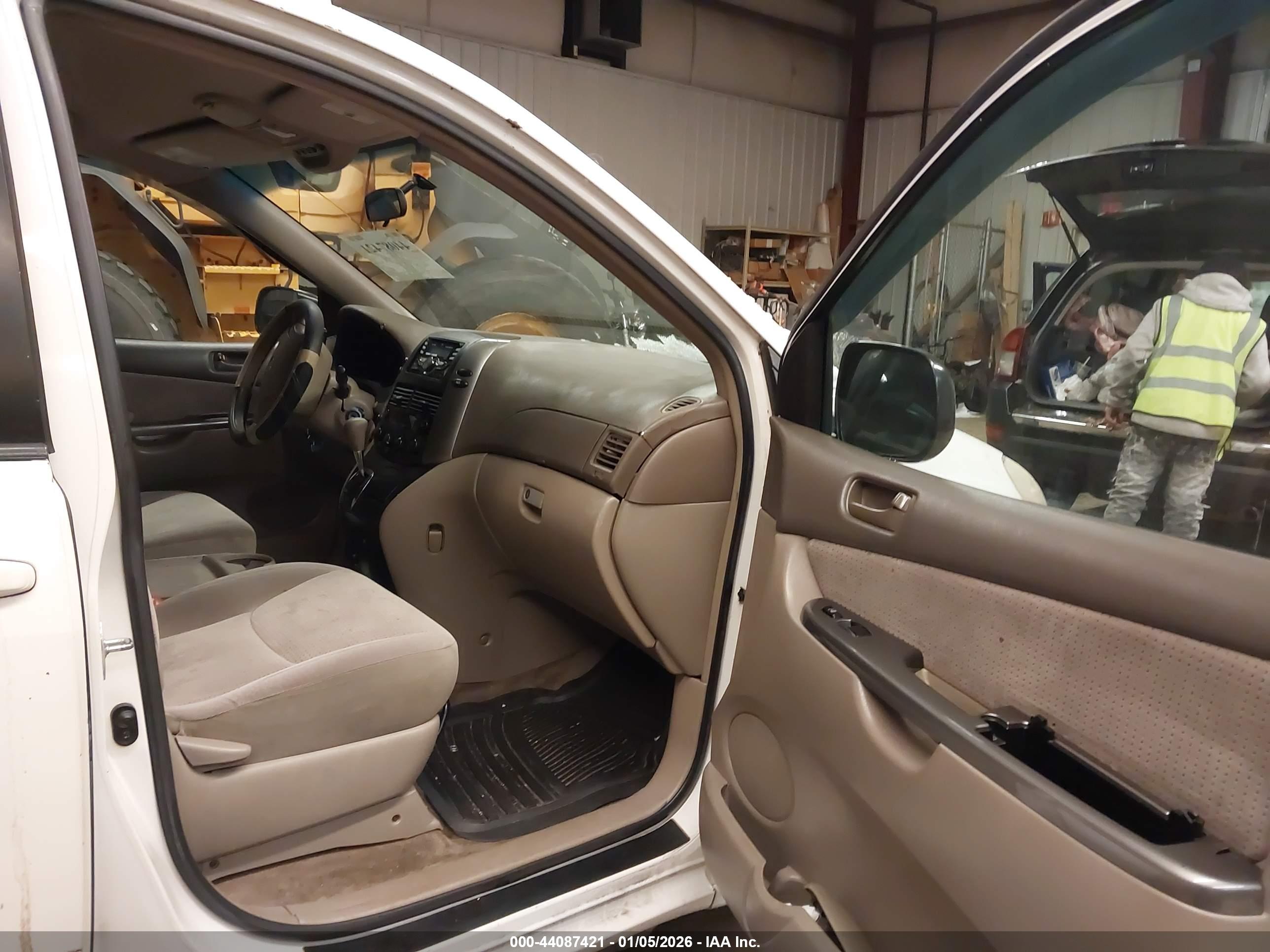 TOYOTA SIENNA image 5