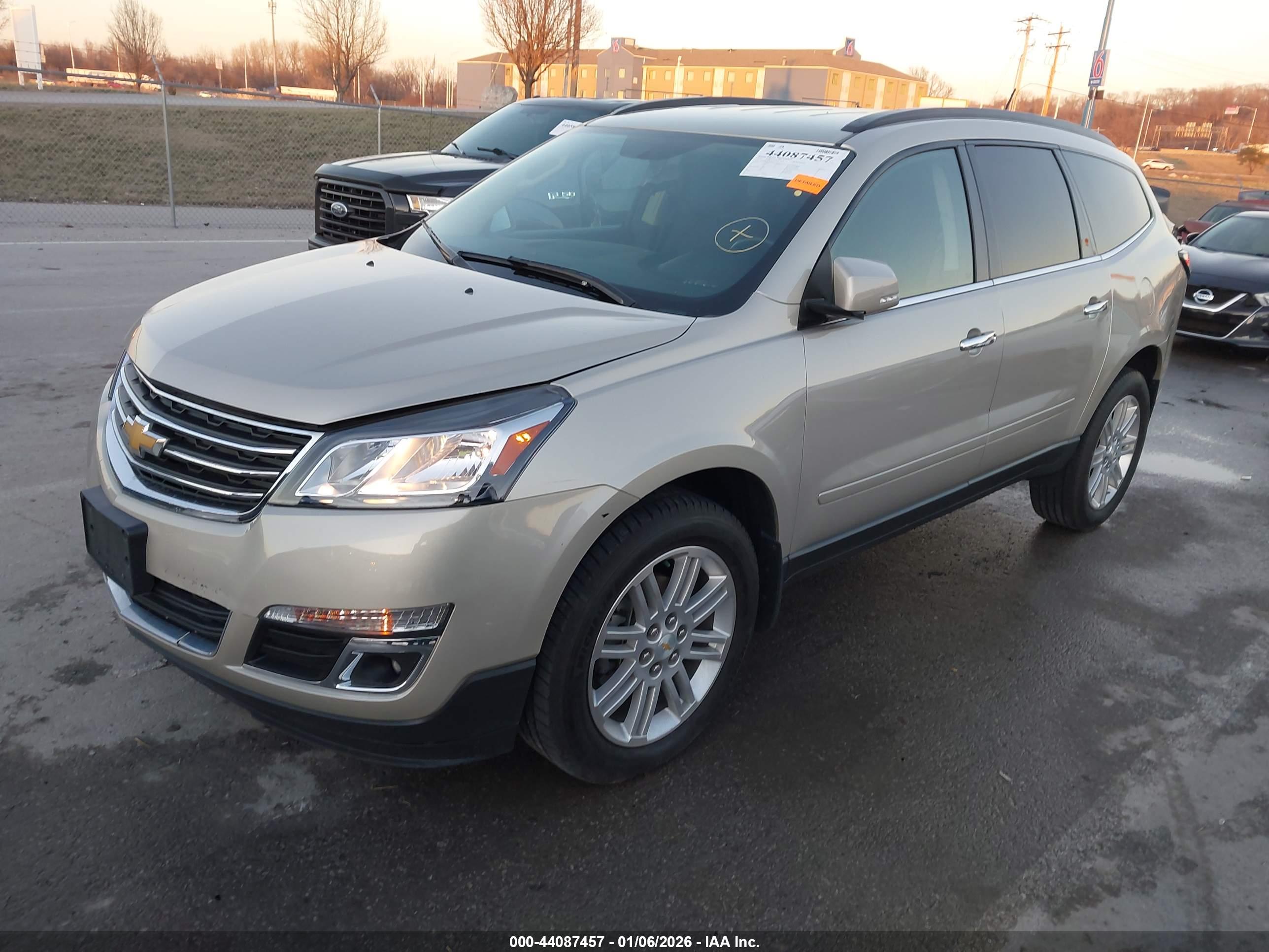 CHEVROLET TRAVERSE image 2