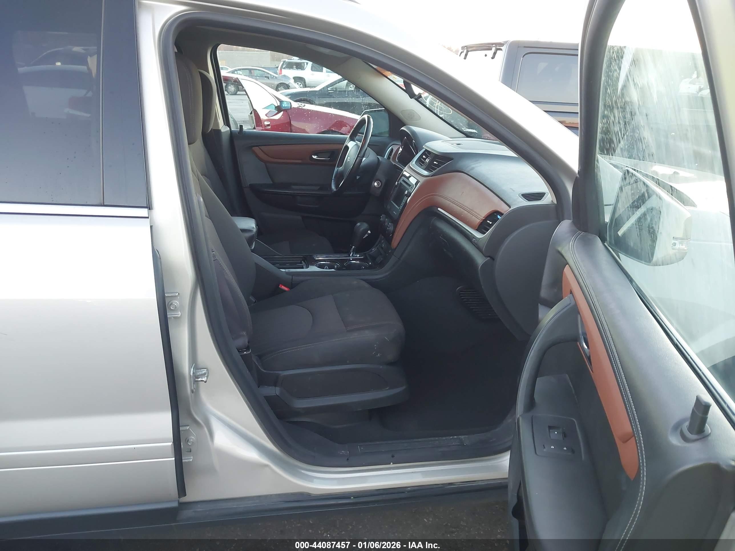 CHEVROLET TRAVERSE image 5