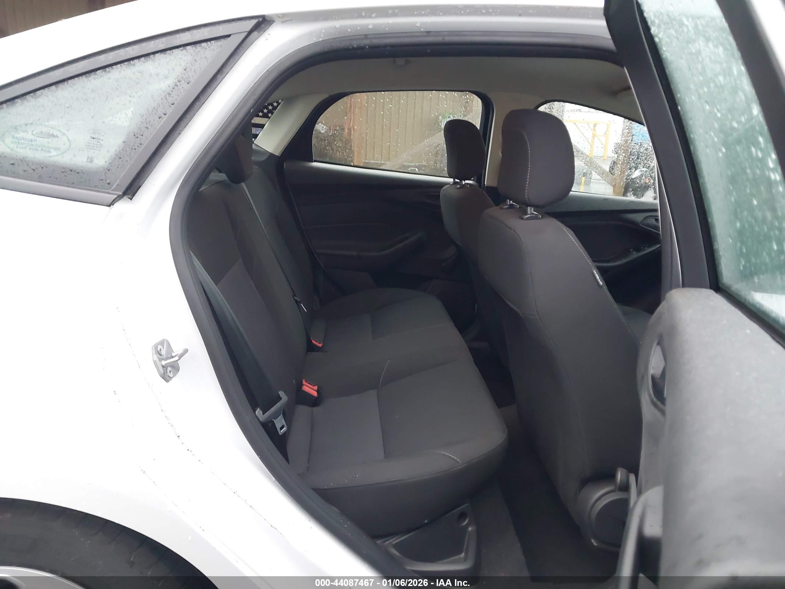 FORD FOCUS image 8