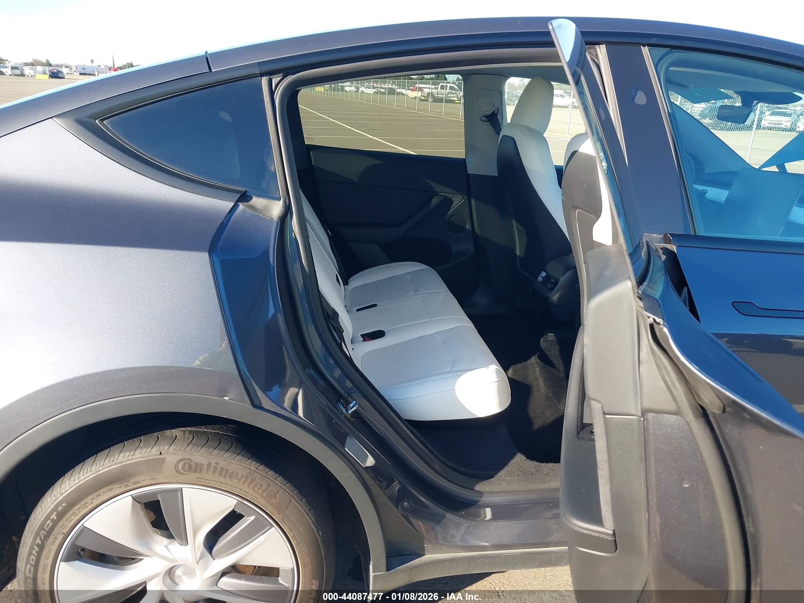TESLA MODEL image 8