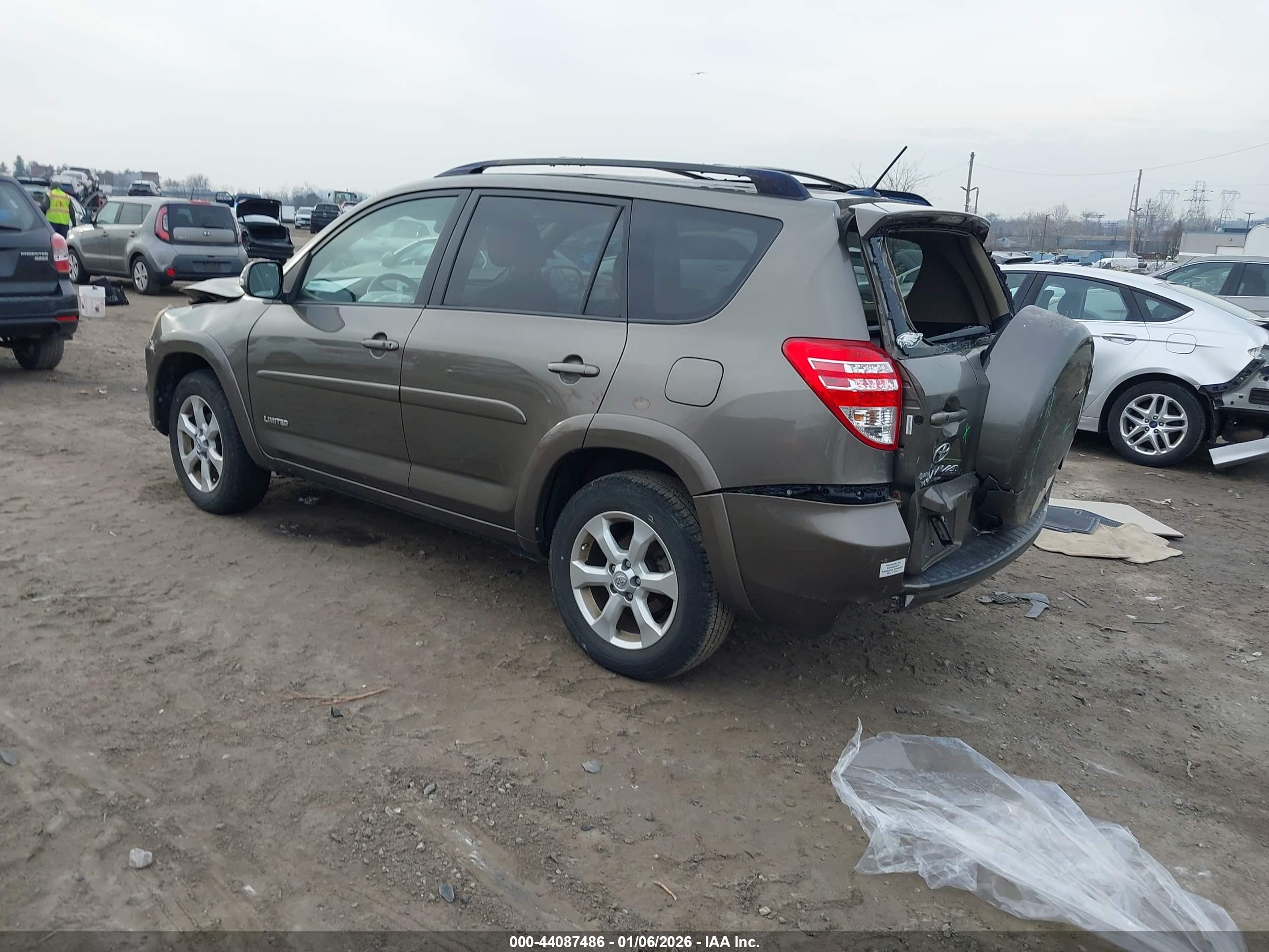 TOYOTA RAV4 image 3