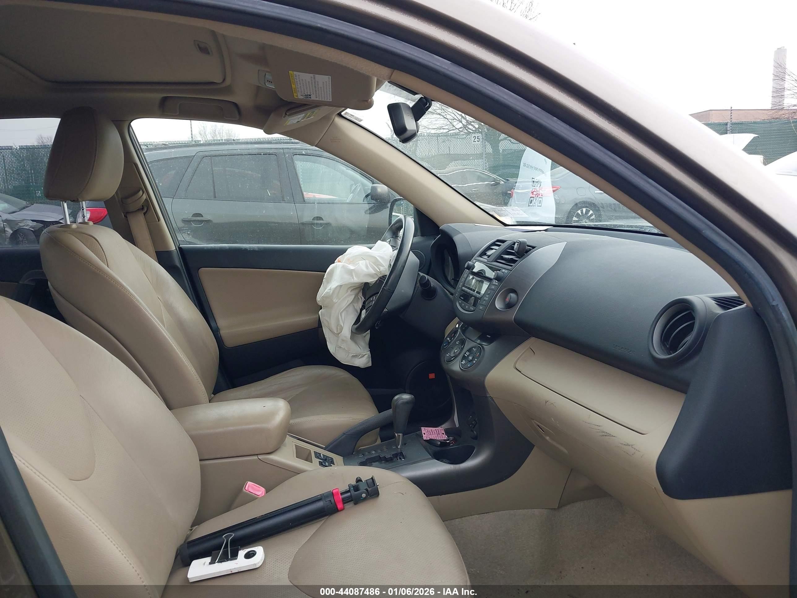 TOYOTA RAV4 image 5