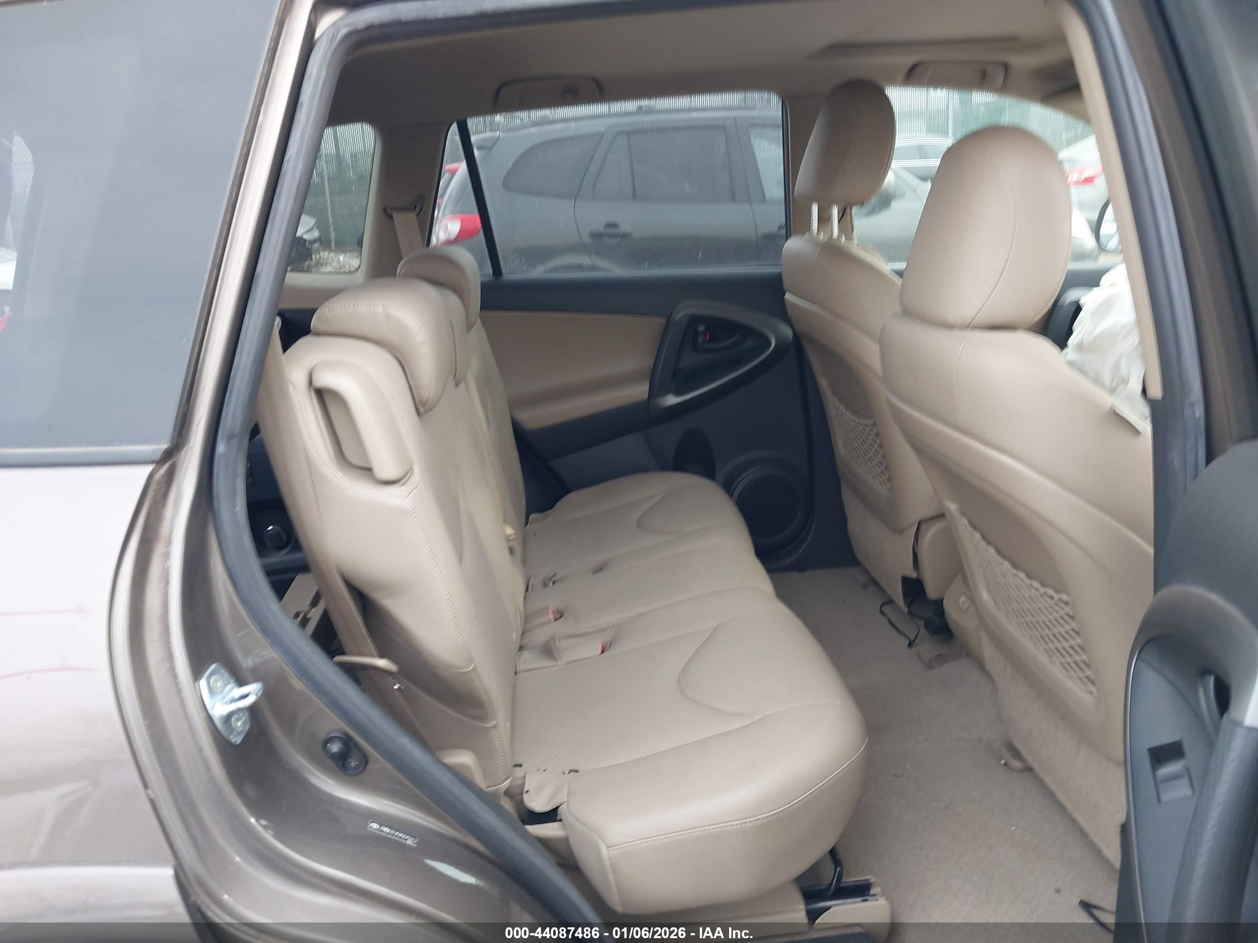 TOYOTA RAV4 image 8
