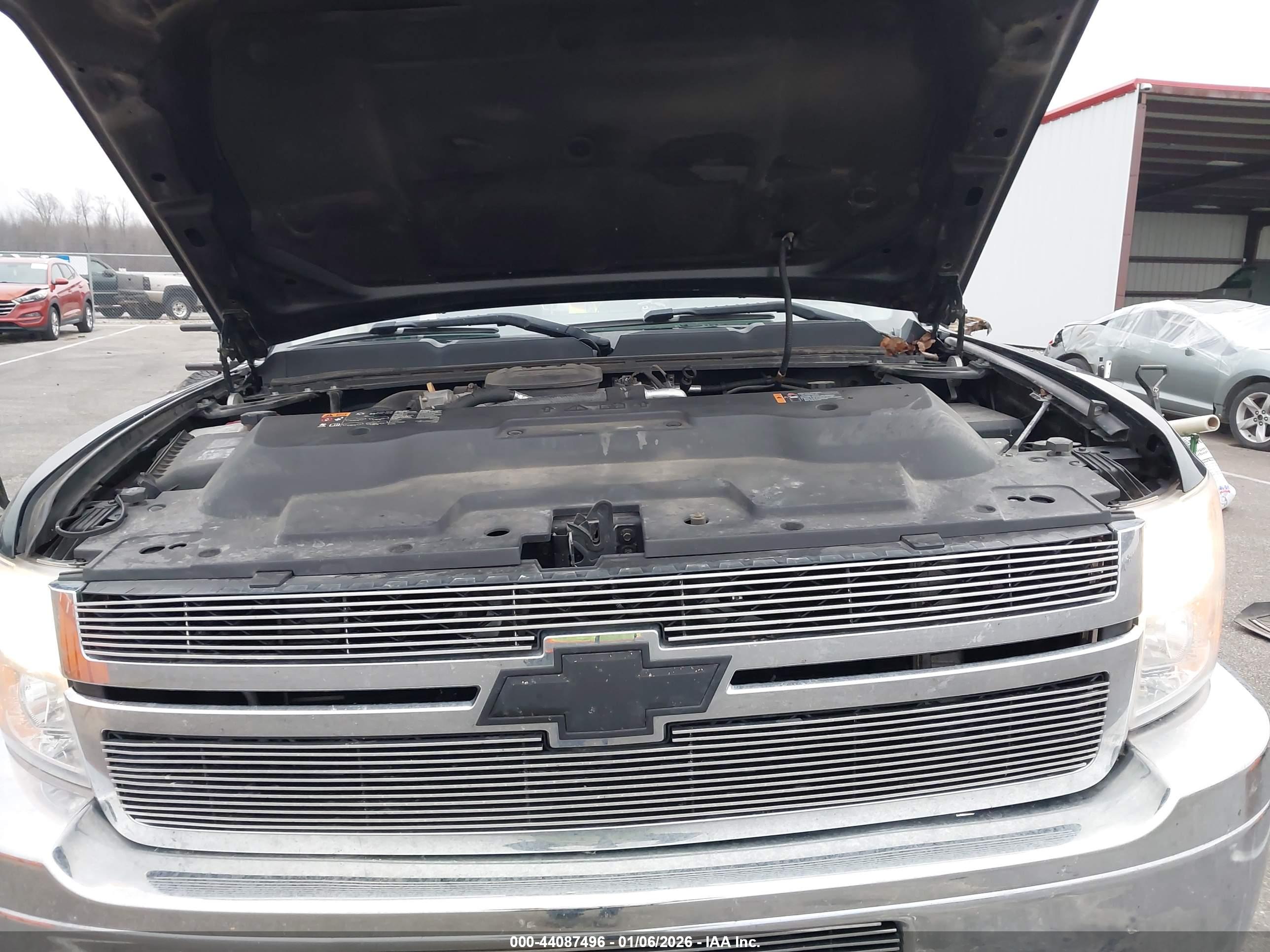 CHEVROLET SILVERADO image 10