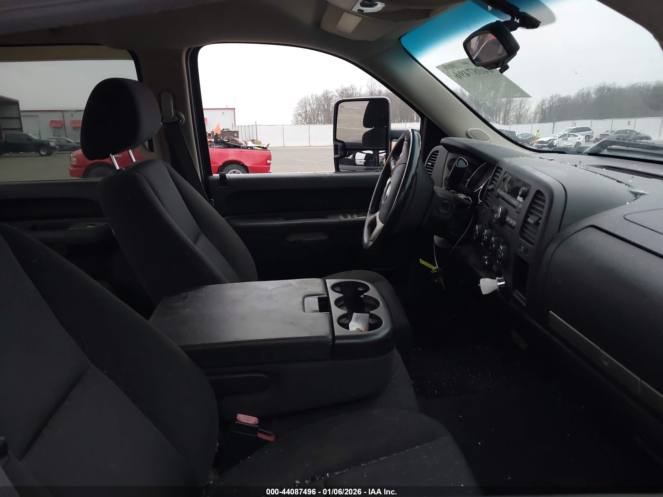 CHEVROLET SILVERADO image 5
