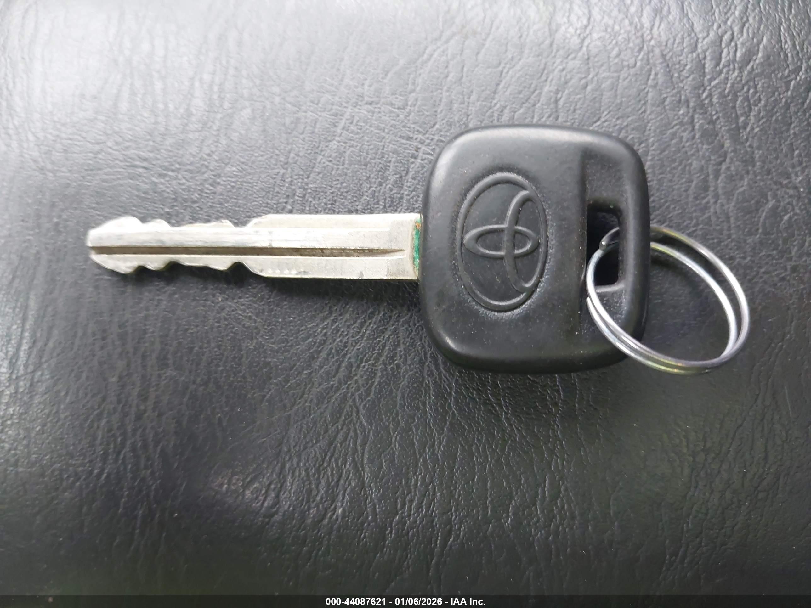 TOYOTA RAV4 image 11
