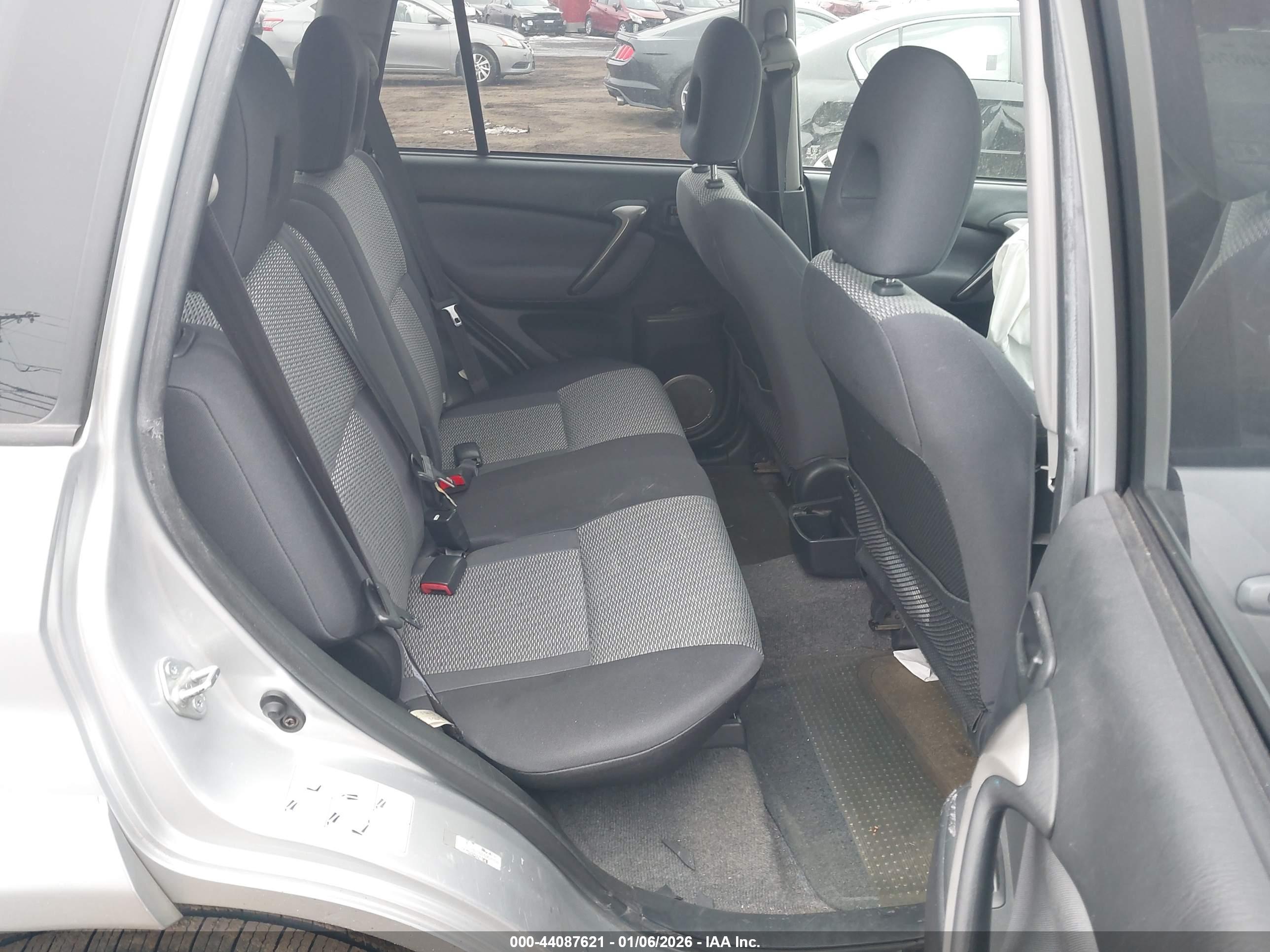 TOYOTA RAV4 image 8