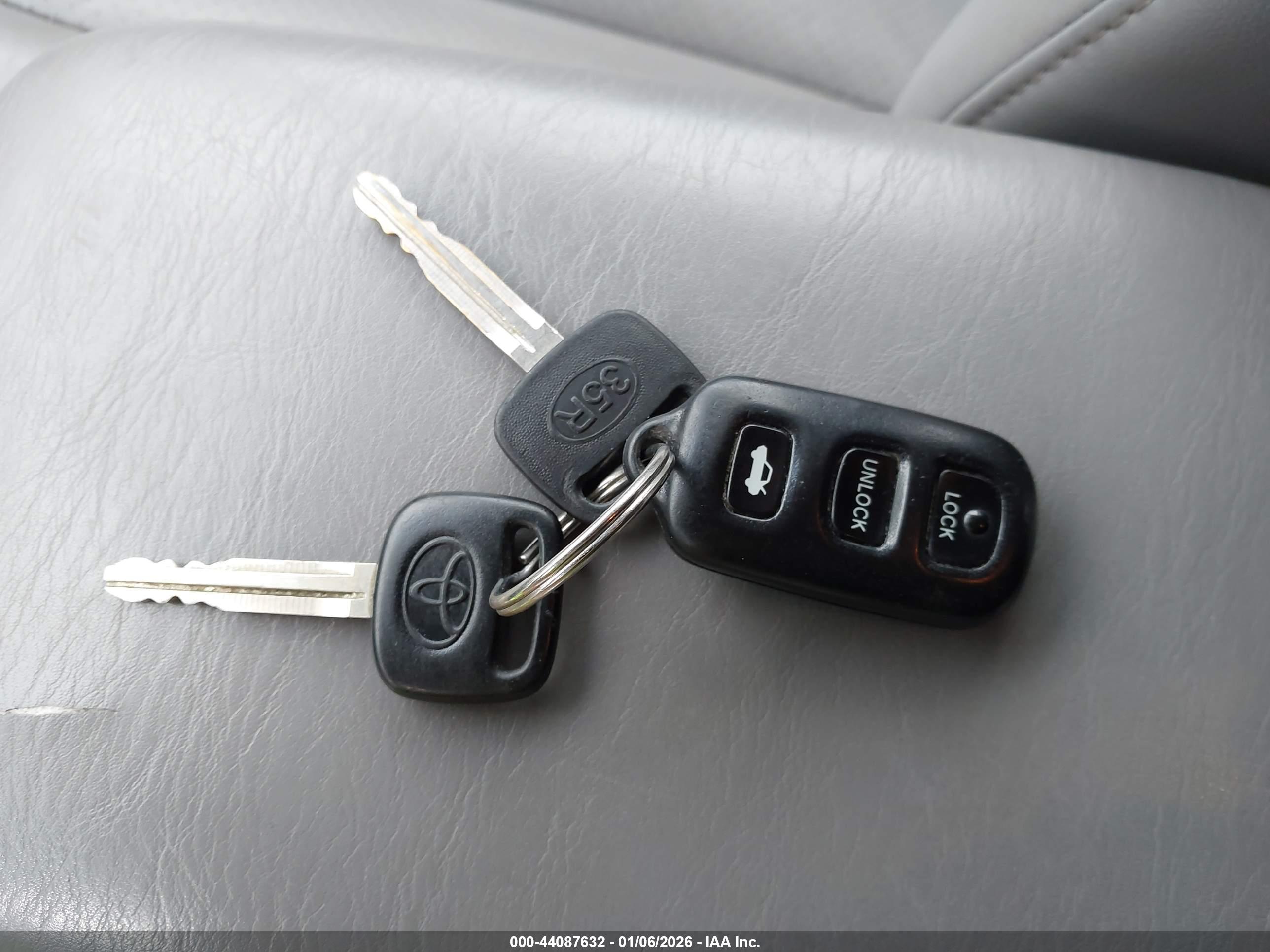 TOYOTA AVALON image 11