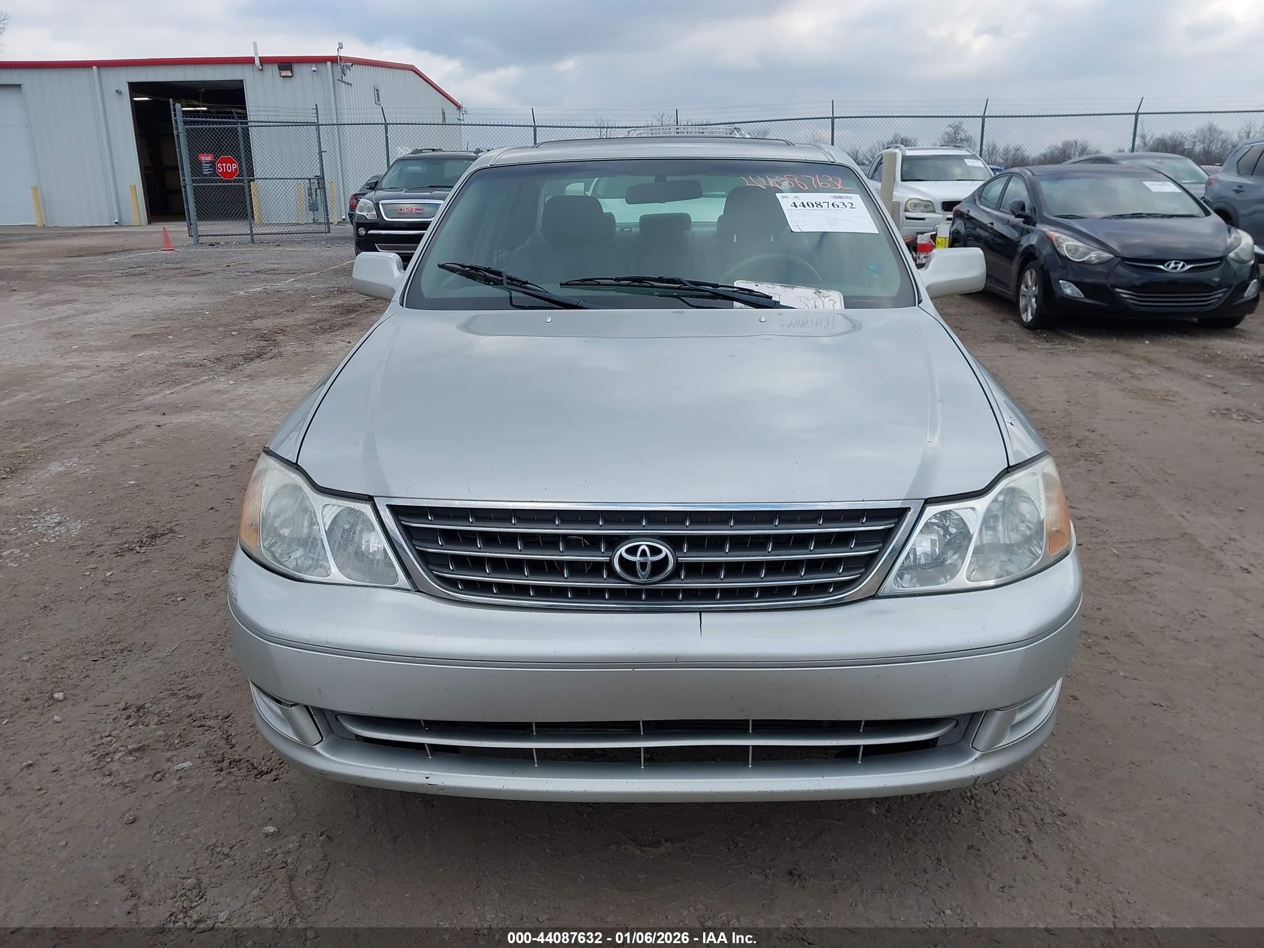 TOYOTA AVALON image 6