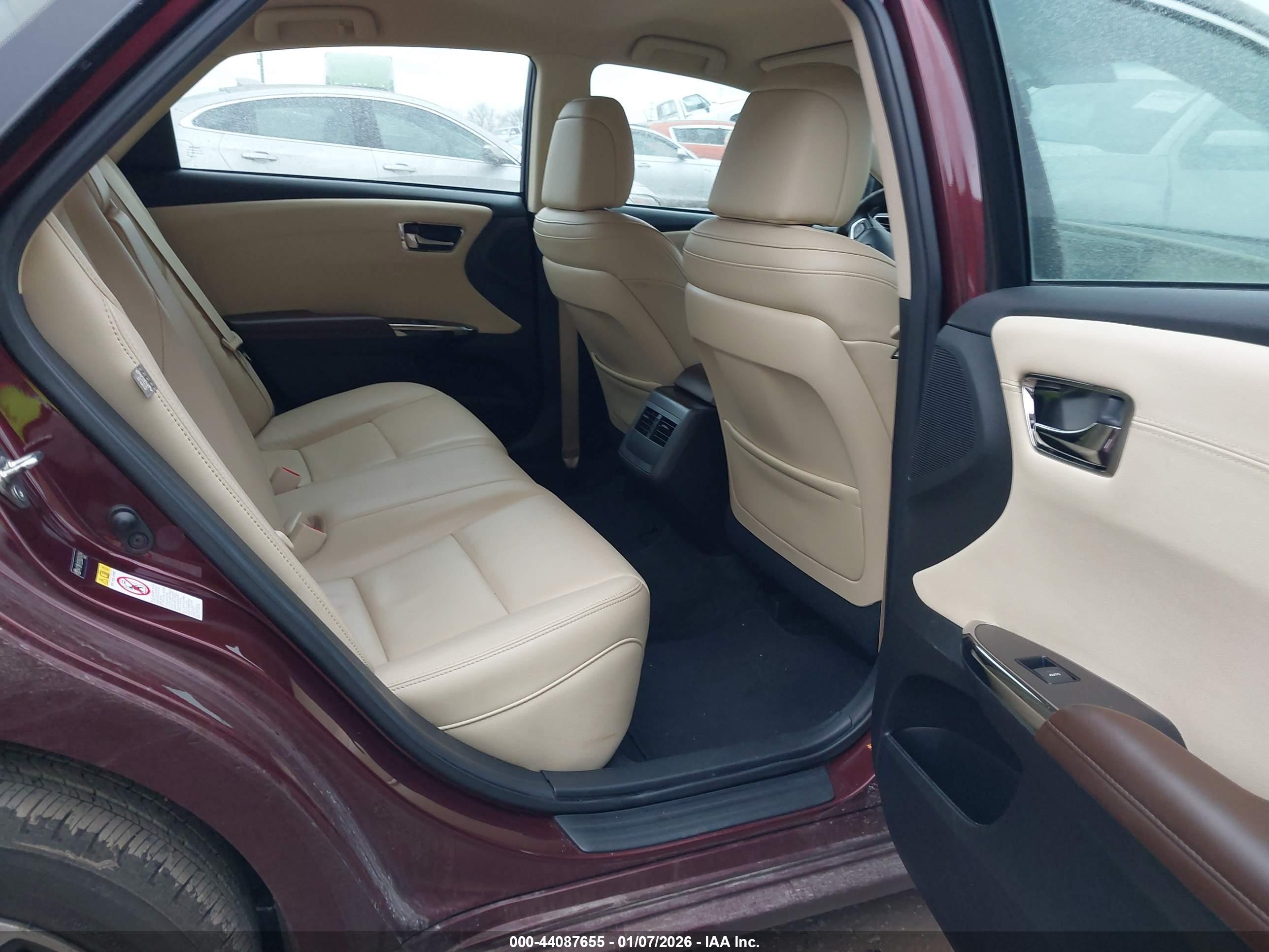 TOYOTA AVALON image 8