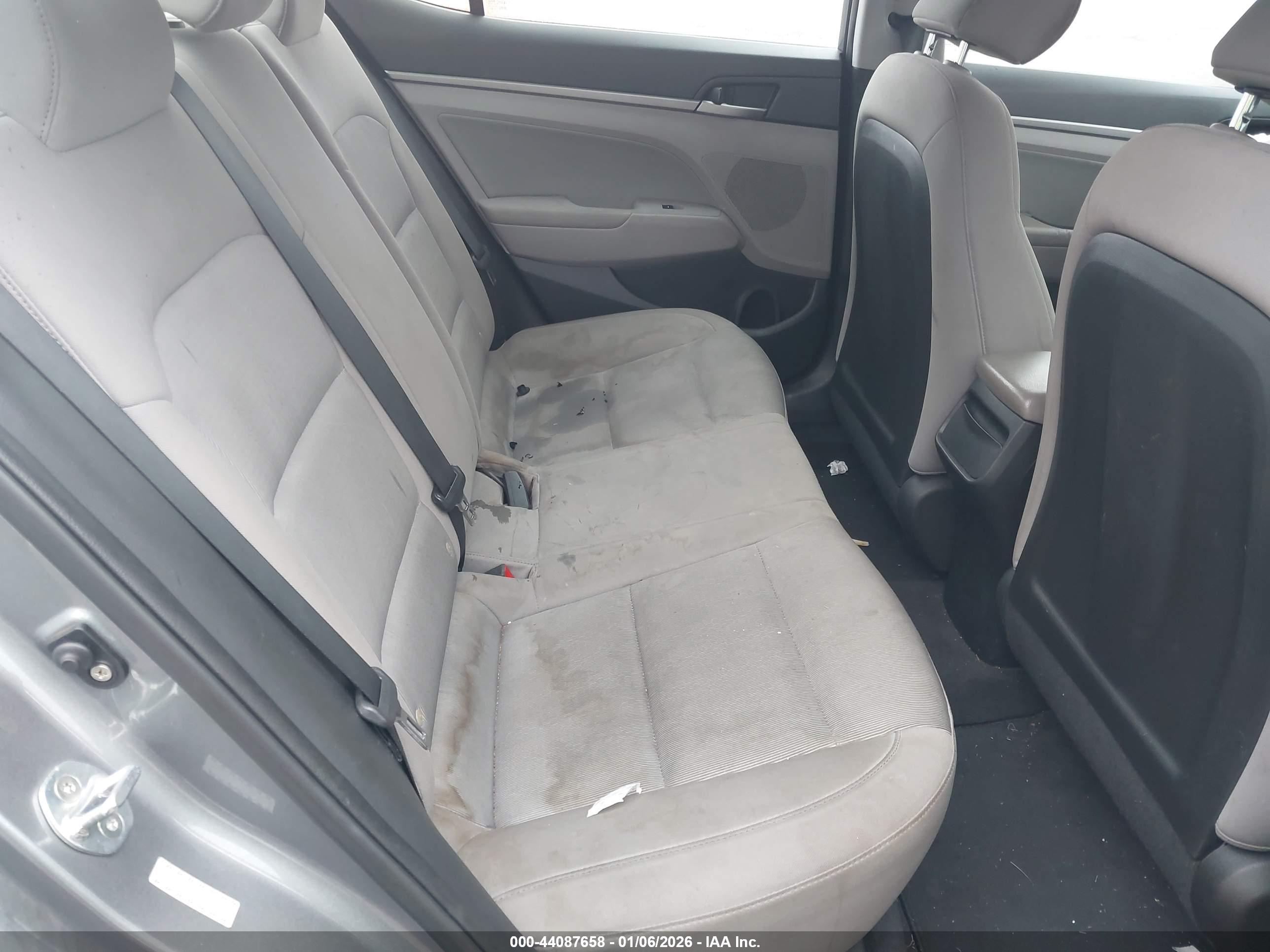 HYUNDAI ELANTRA image 8