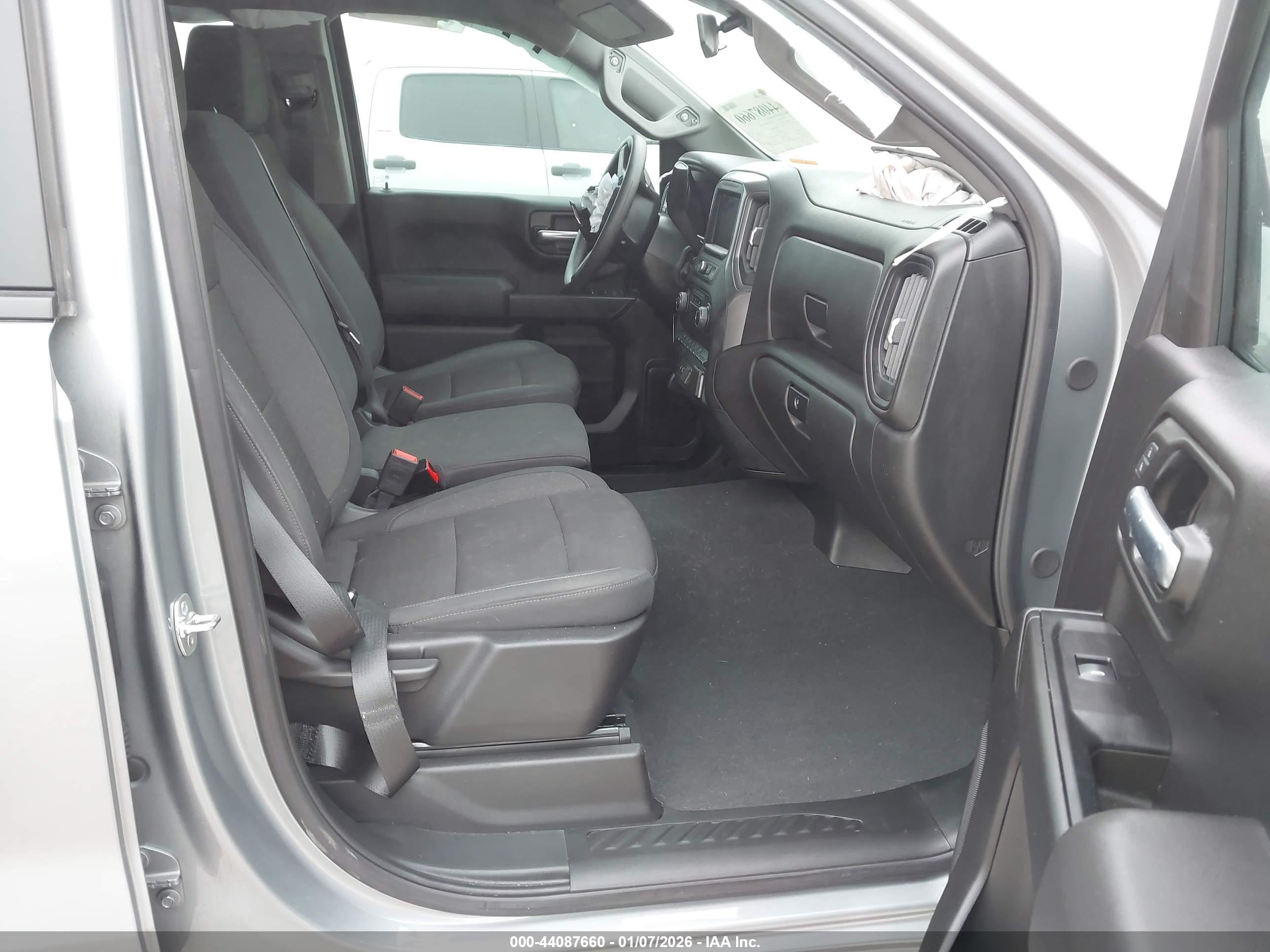 CHEVROLET SILVERADO image 5