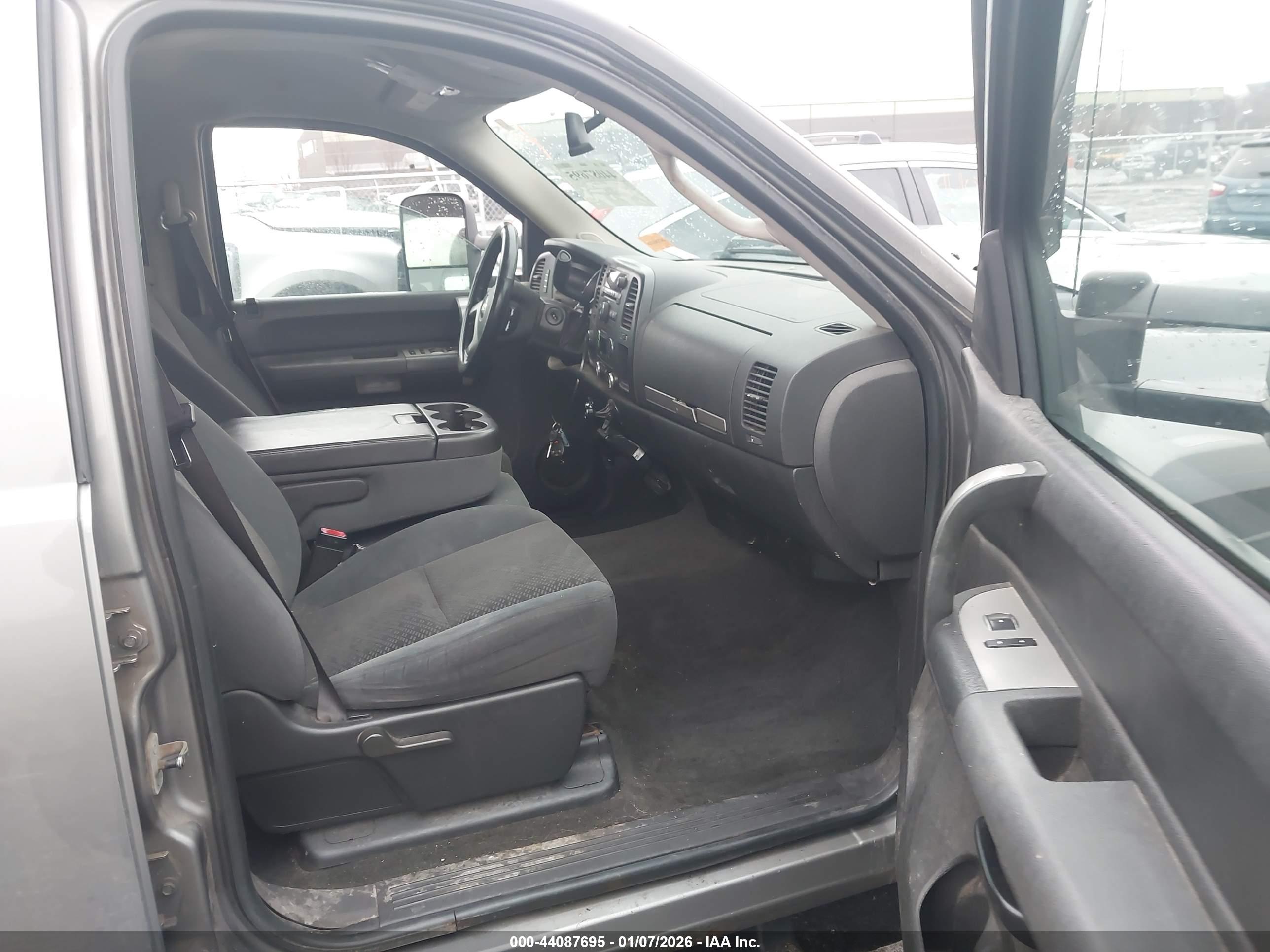 CHEVROLET SILVERADO image 5