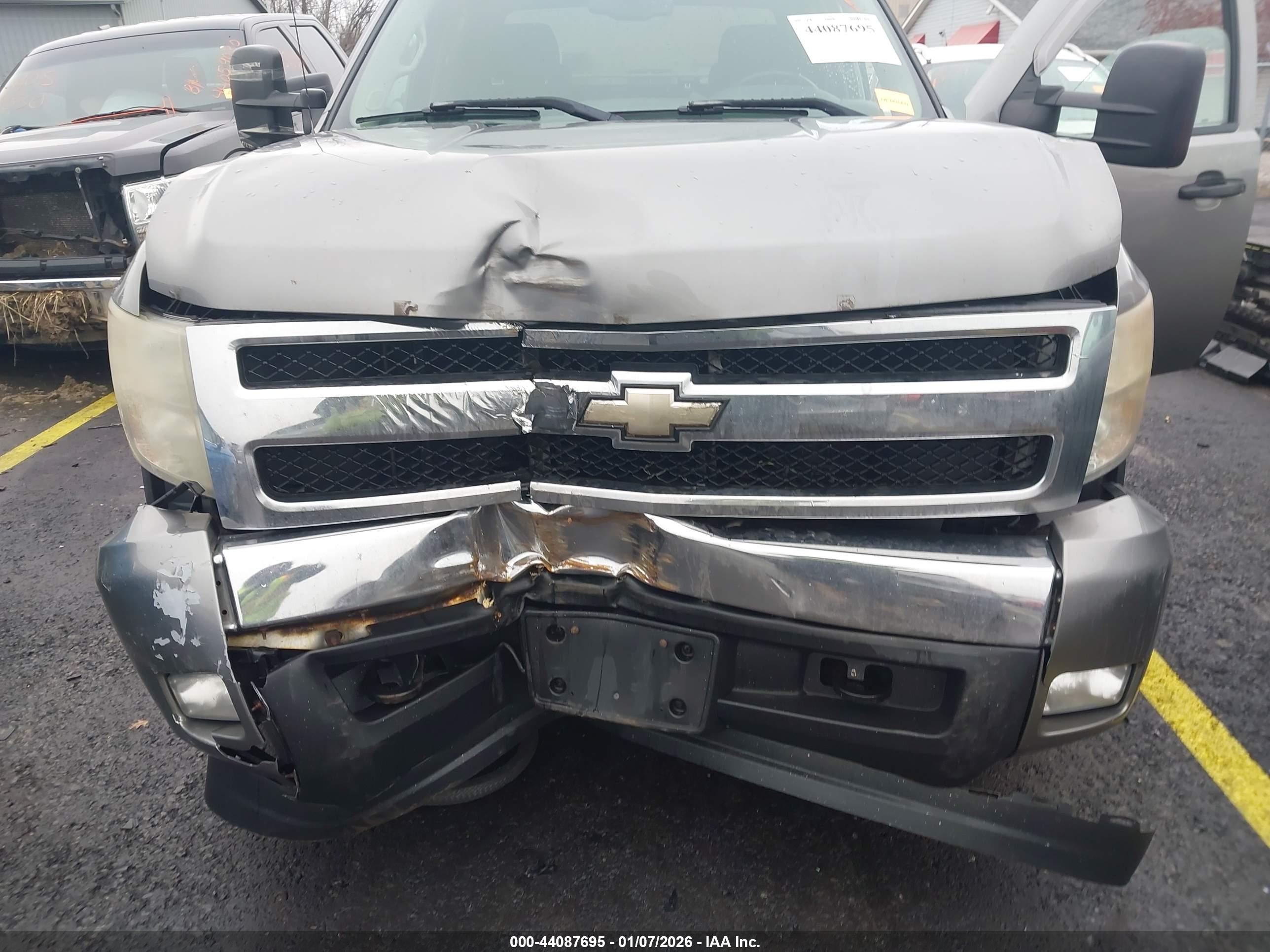 CHEVROLET SILVERADO image 6