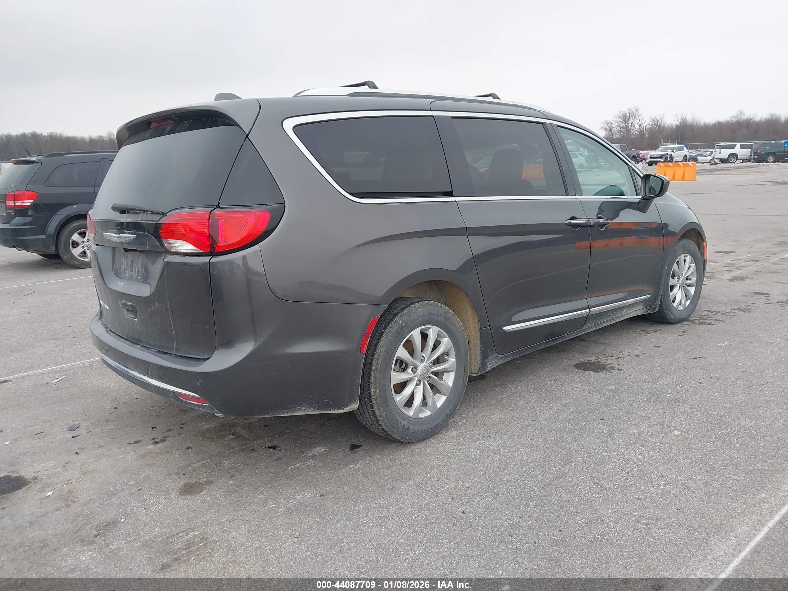 CHRYSLER PACIFICA image 4