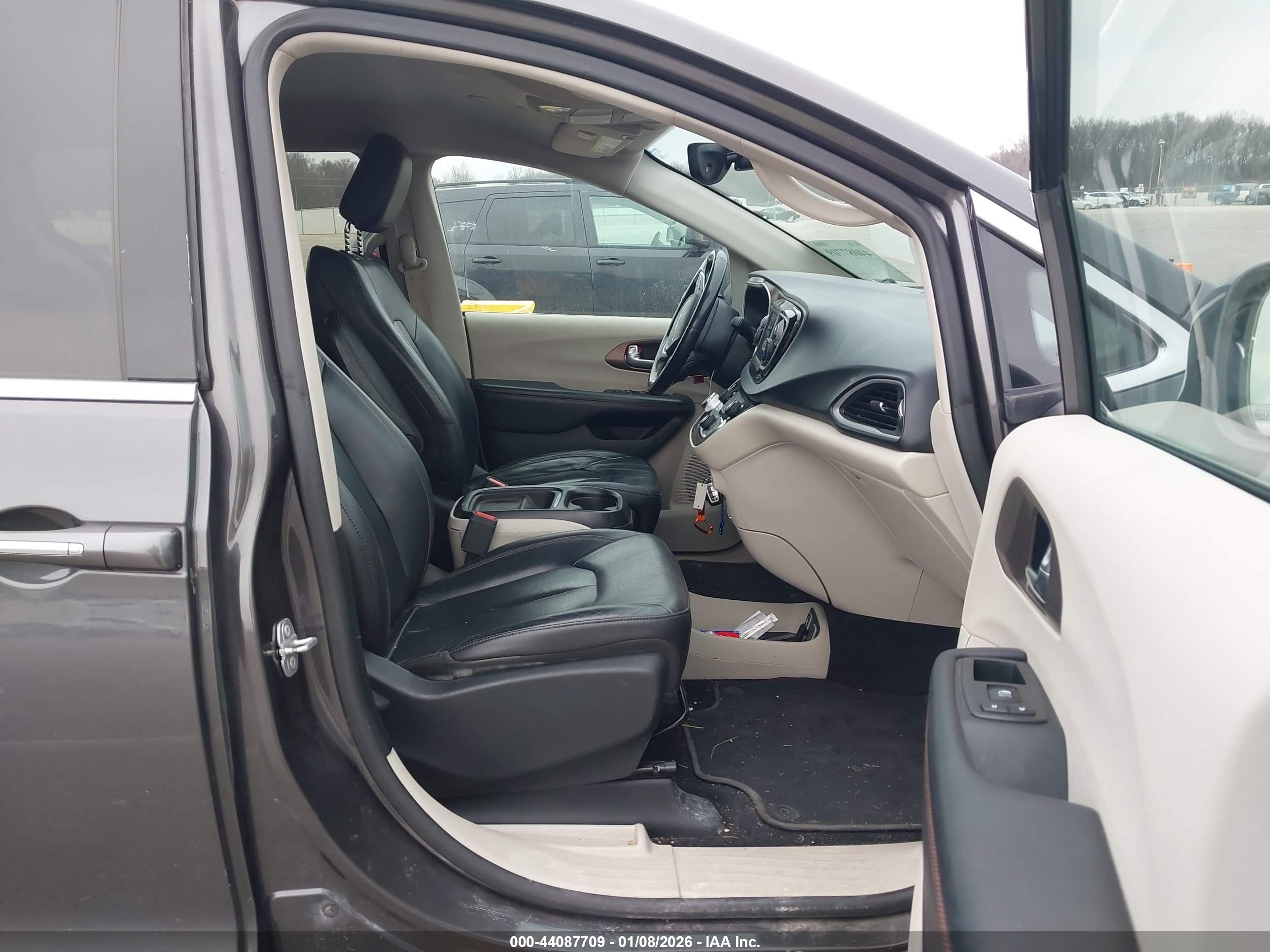 CHRYSLER PACIFICA image 5