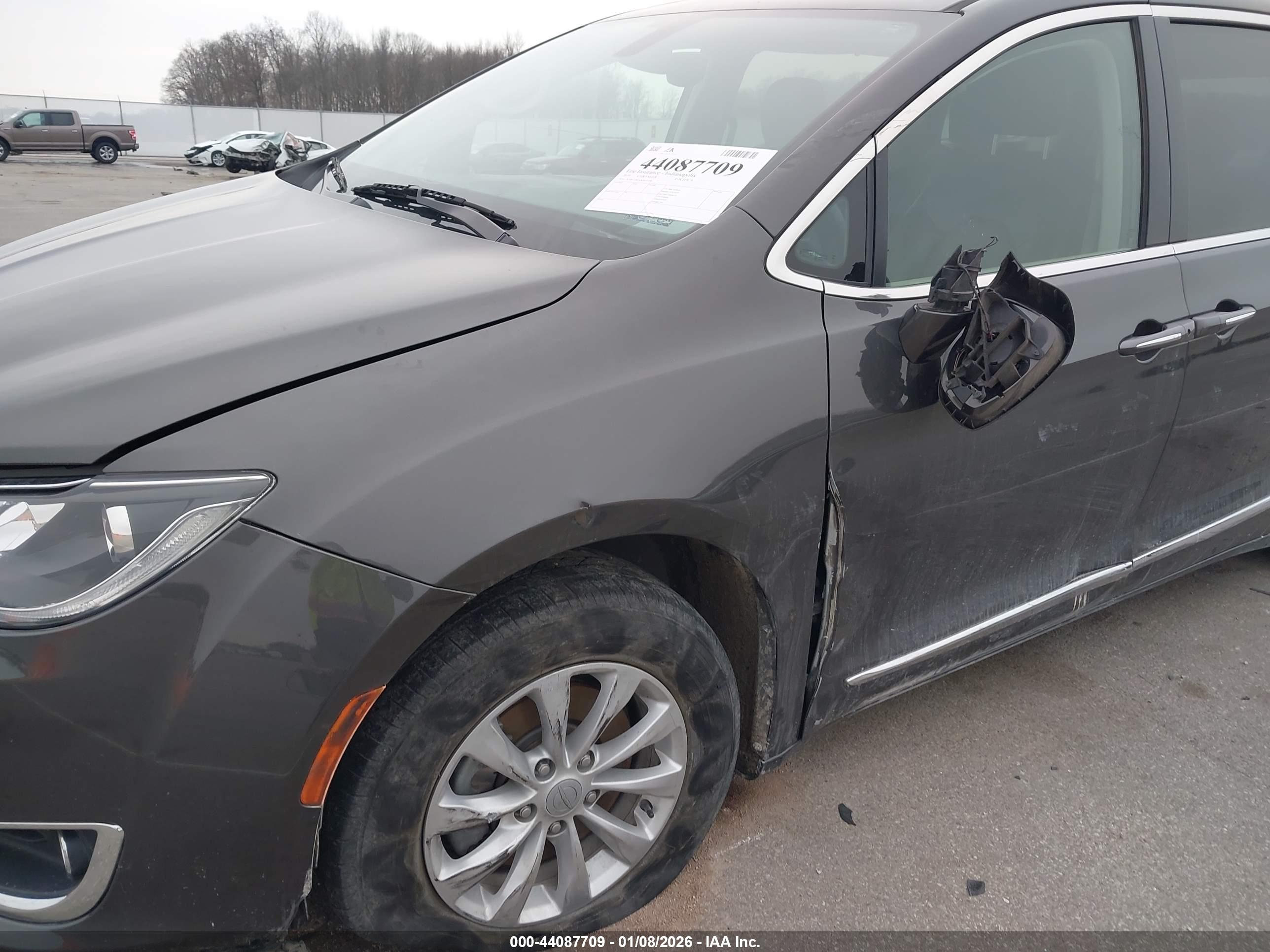 CHRYSLER PACIFICA image 6
