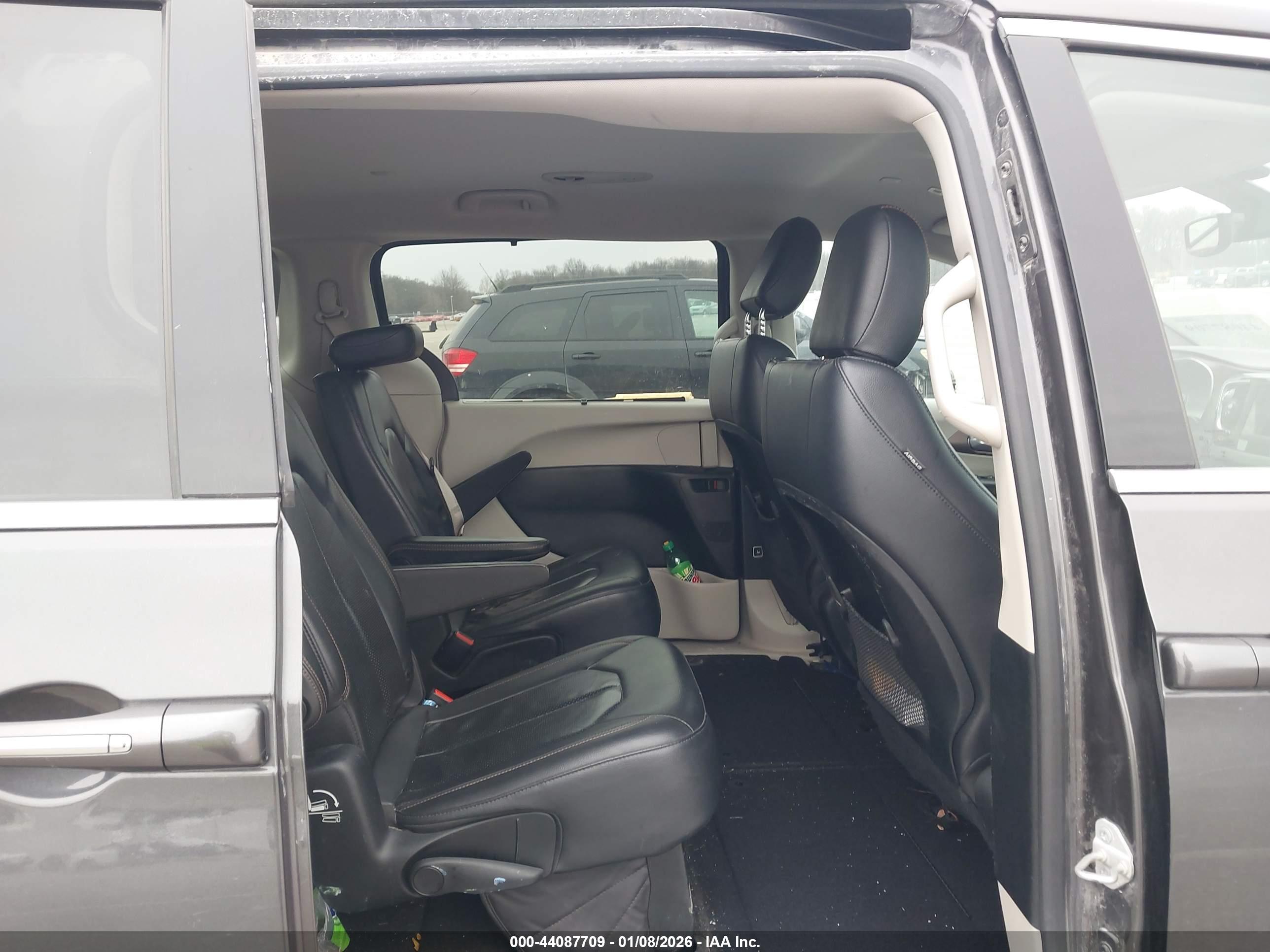 CHRYSLER PACIFICA image 8