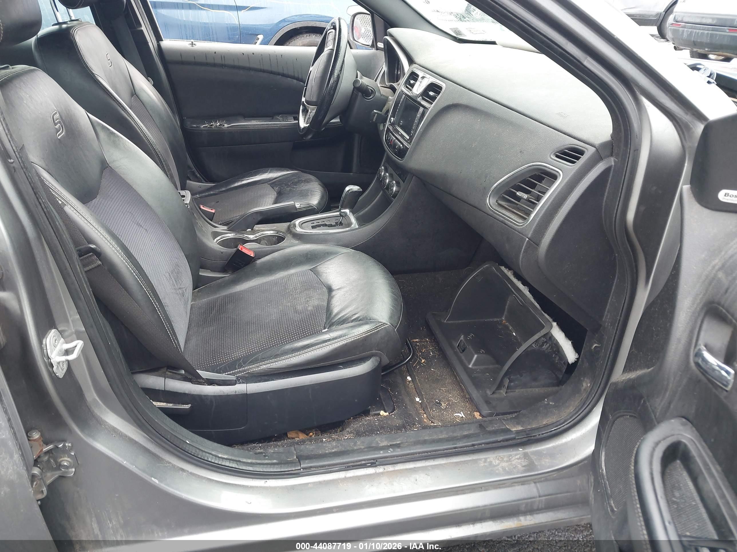 CHRYSLER 200 image 5
