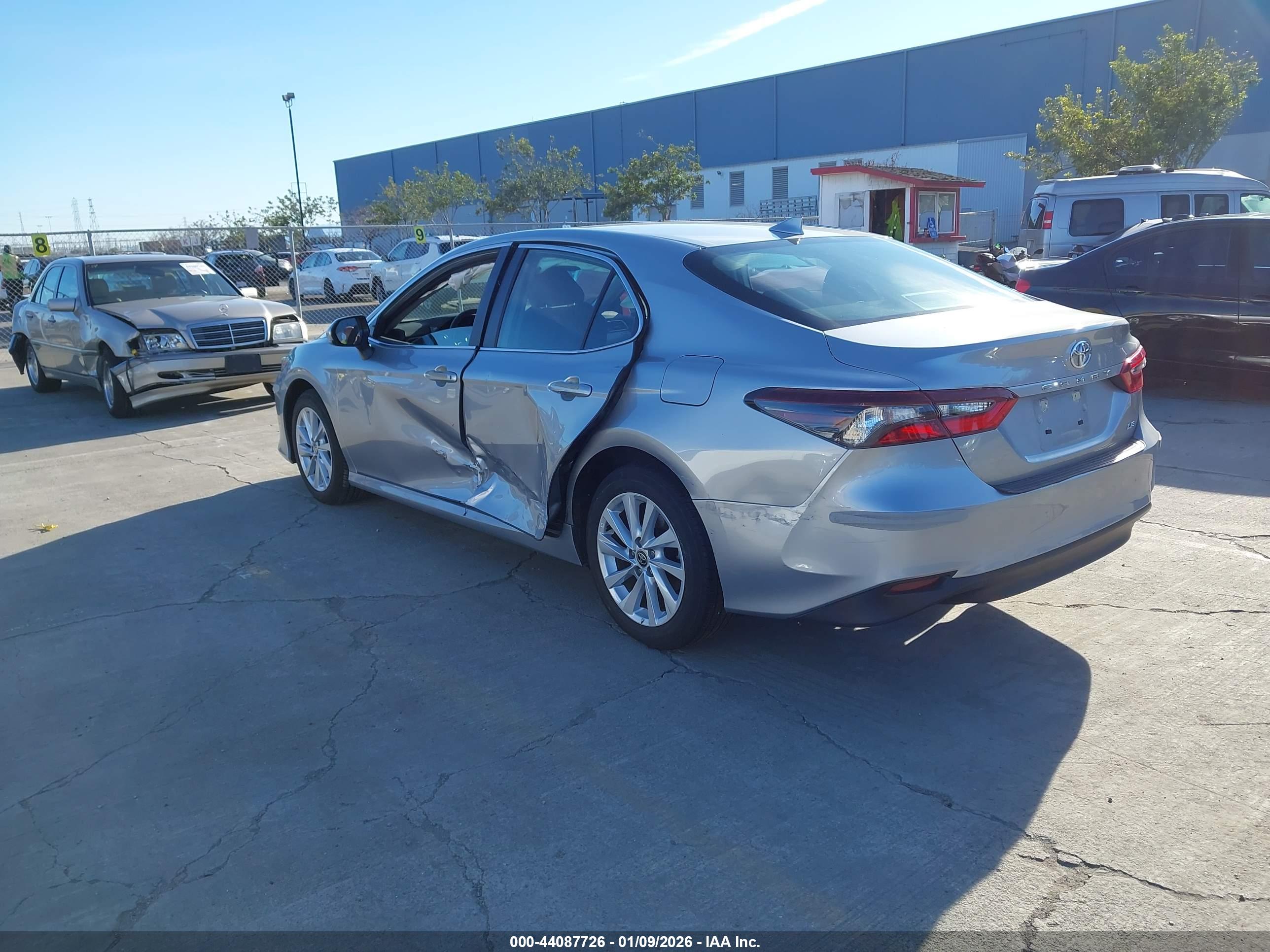 TOYOTA CAMRY image 3
