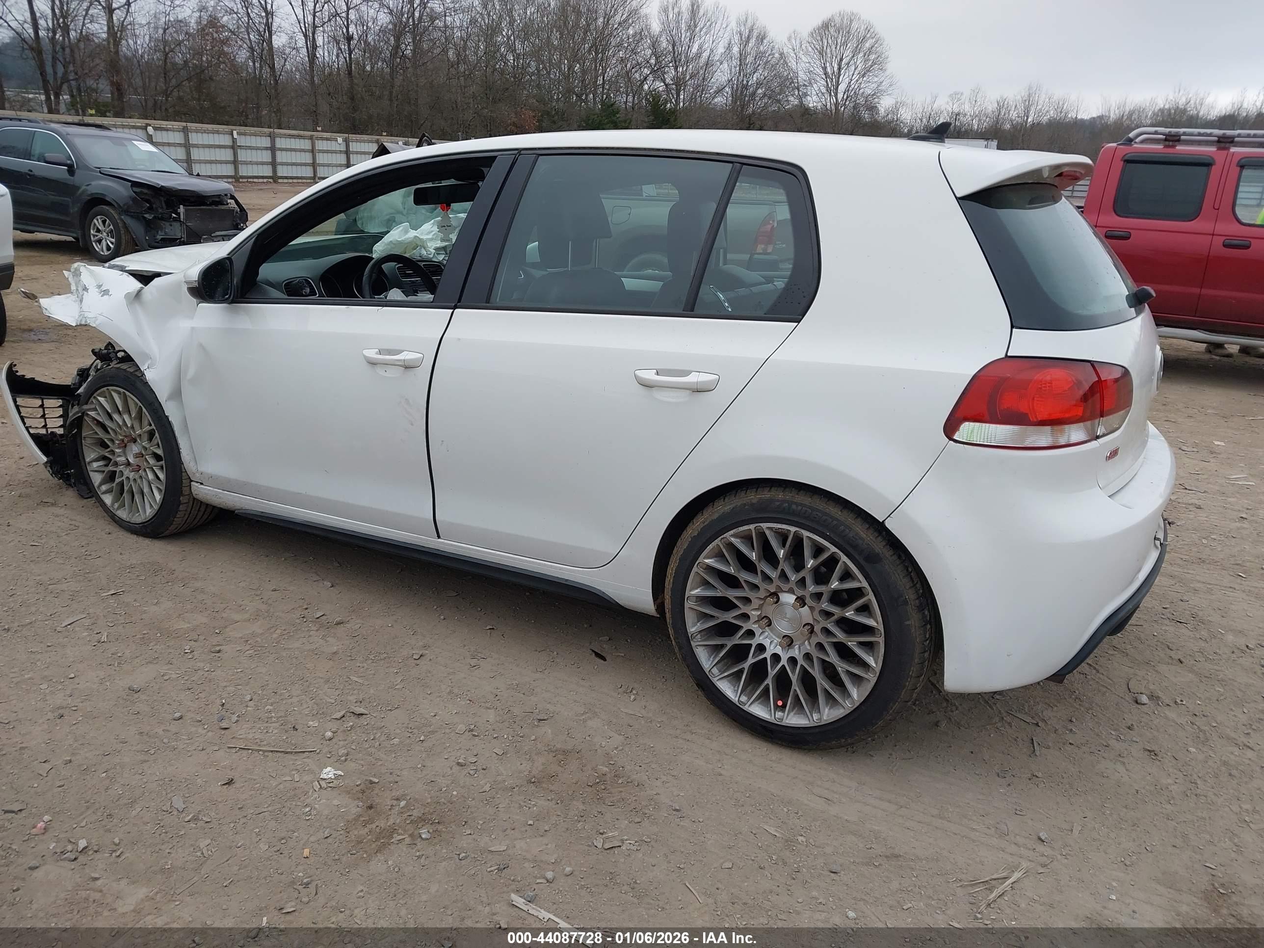 VOLKSWAGEN GTI image 3