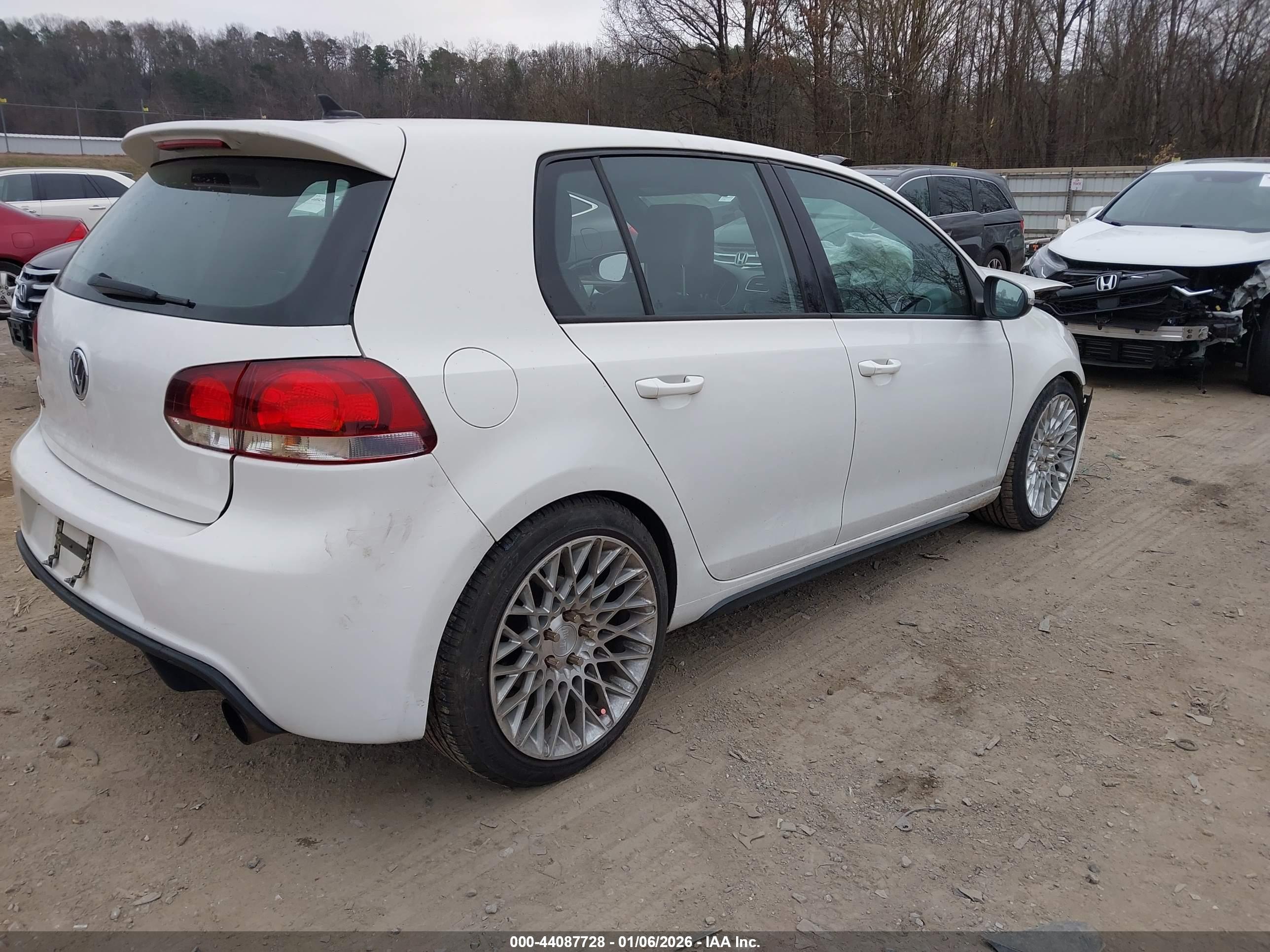 VOLKSWAGEN GTI image 4