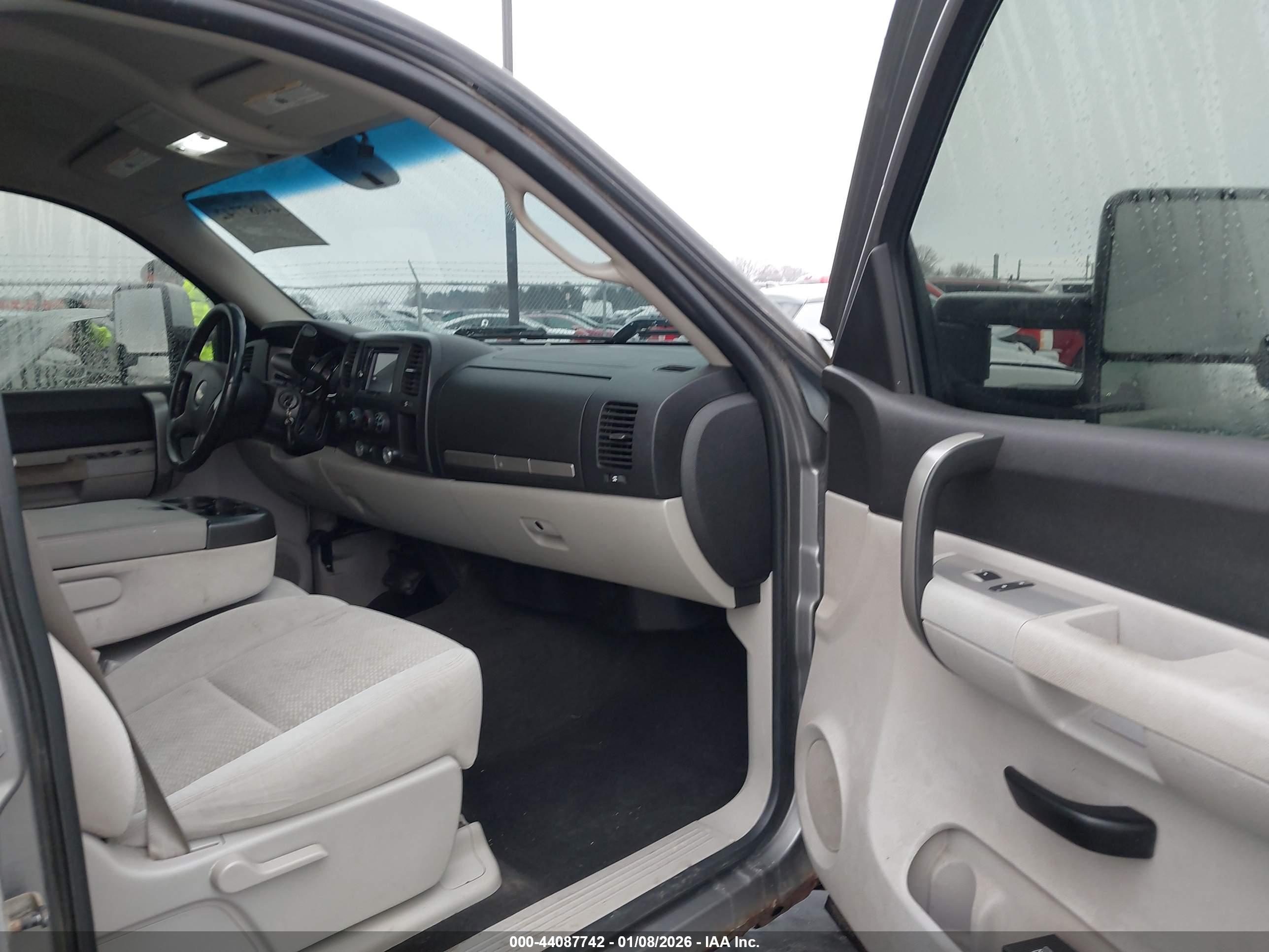 CHEVROLET SILVERADO image 5
