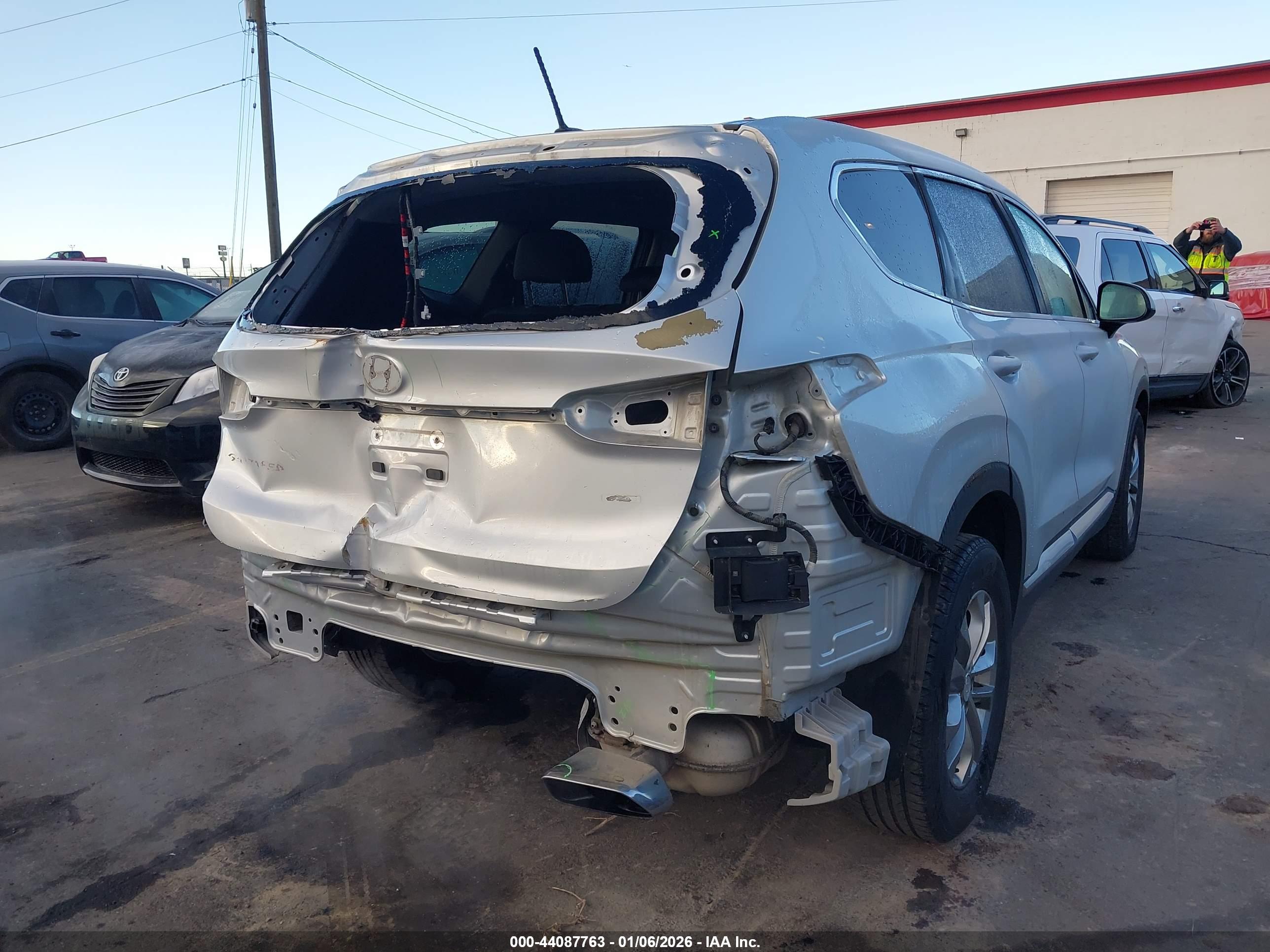 HYUNDAI SANTA image 6