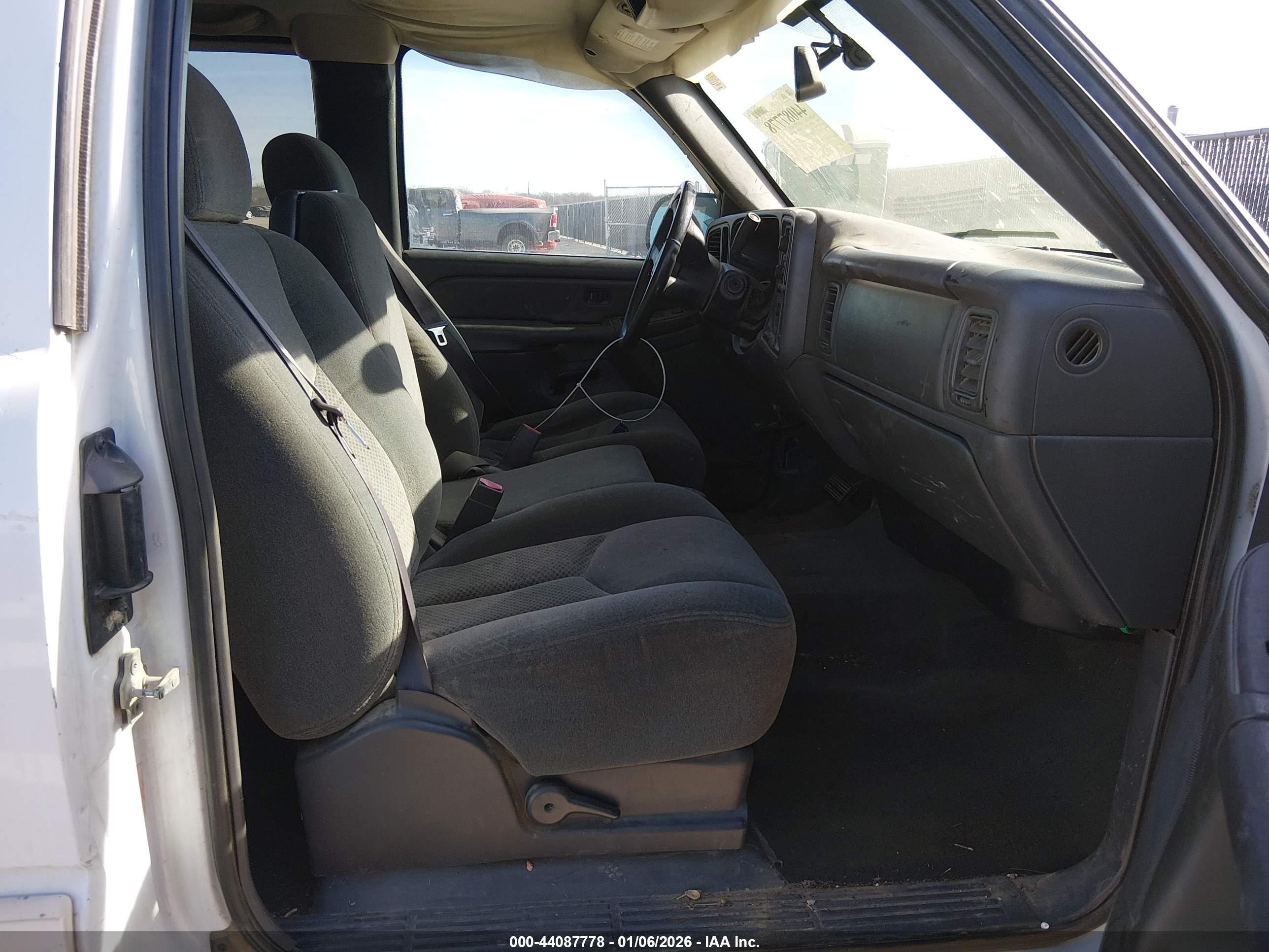 CHEVROLET SILVERADO image 5