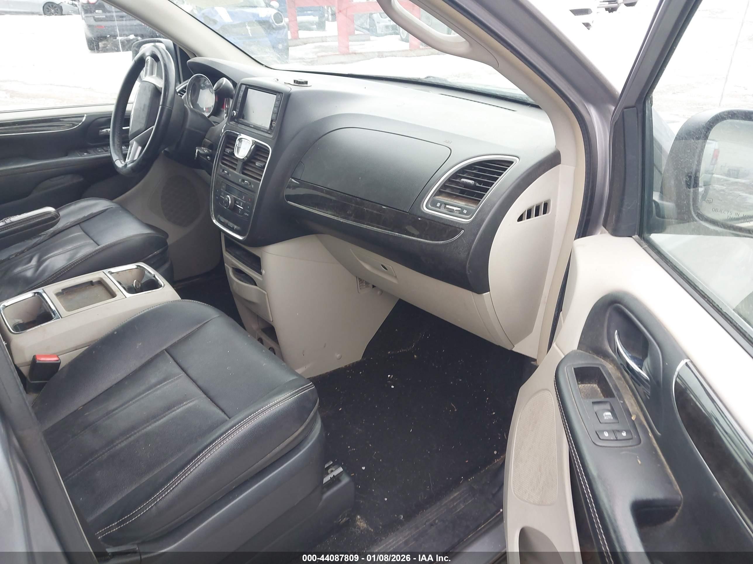 CHRYSLER TOWN image 5