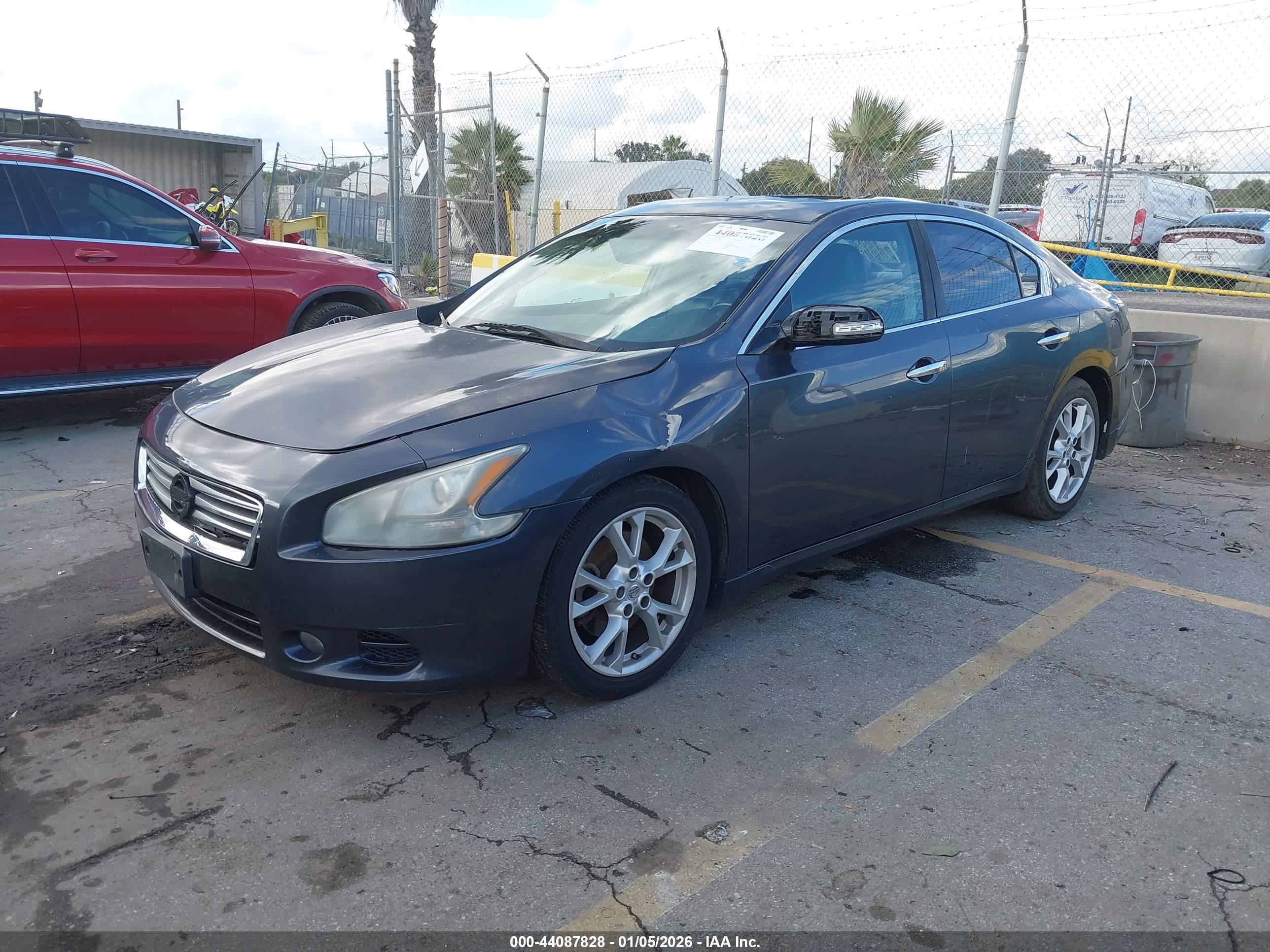 NISSAN MAXIMA image 2