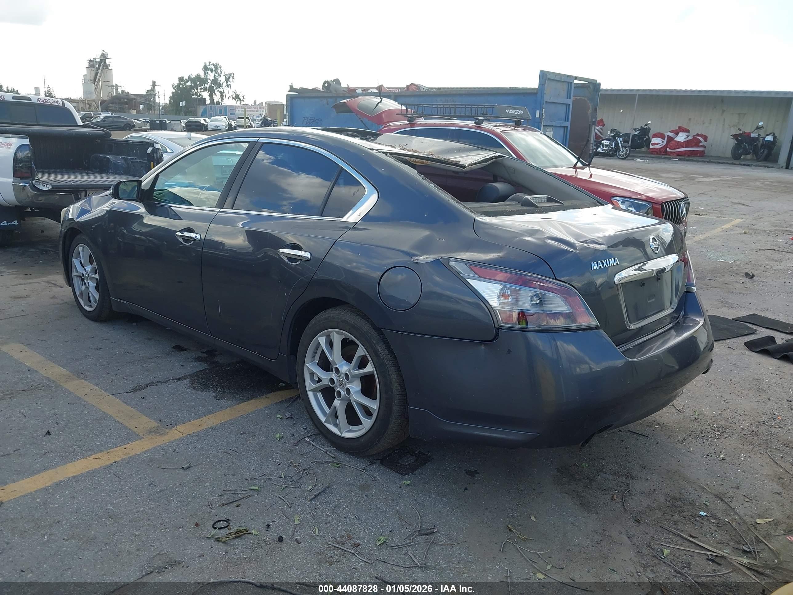 NISSAN MAXIMA image 3