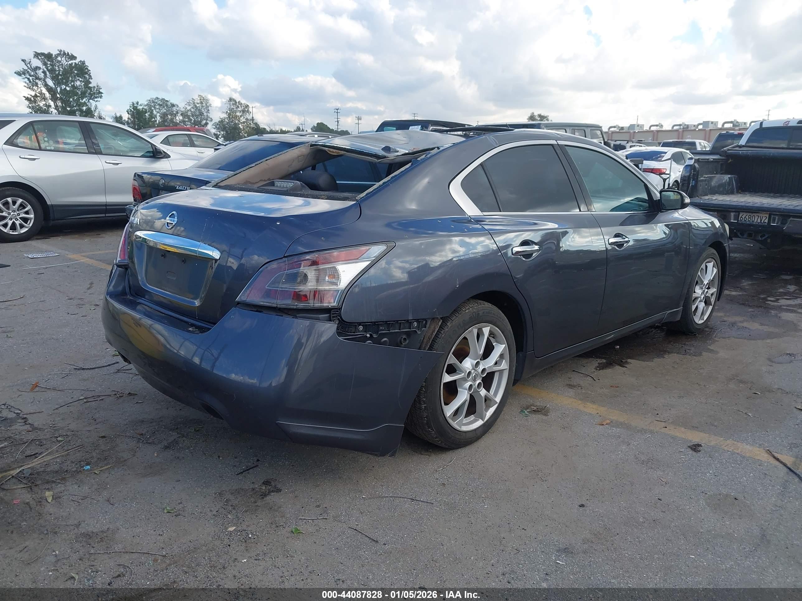 NISSAN MAXIMA image 4