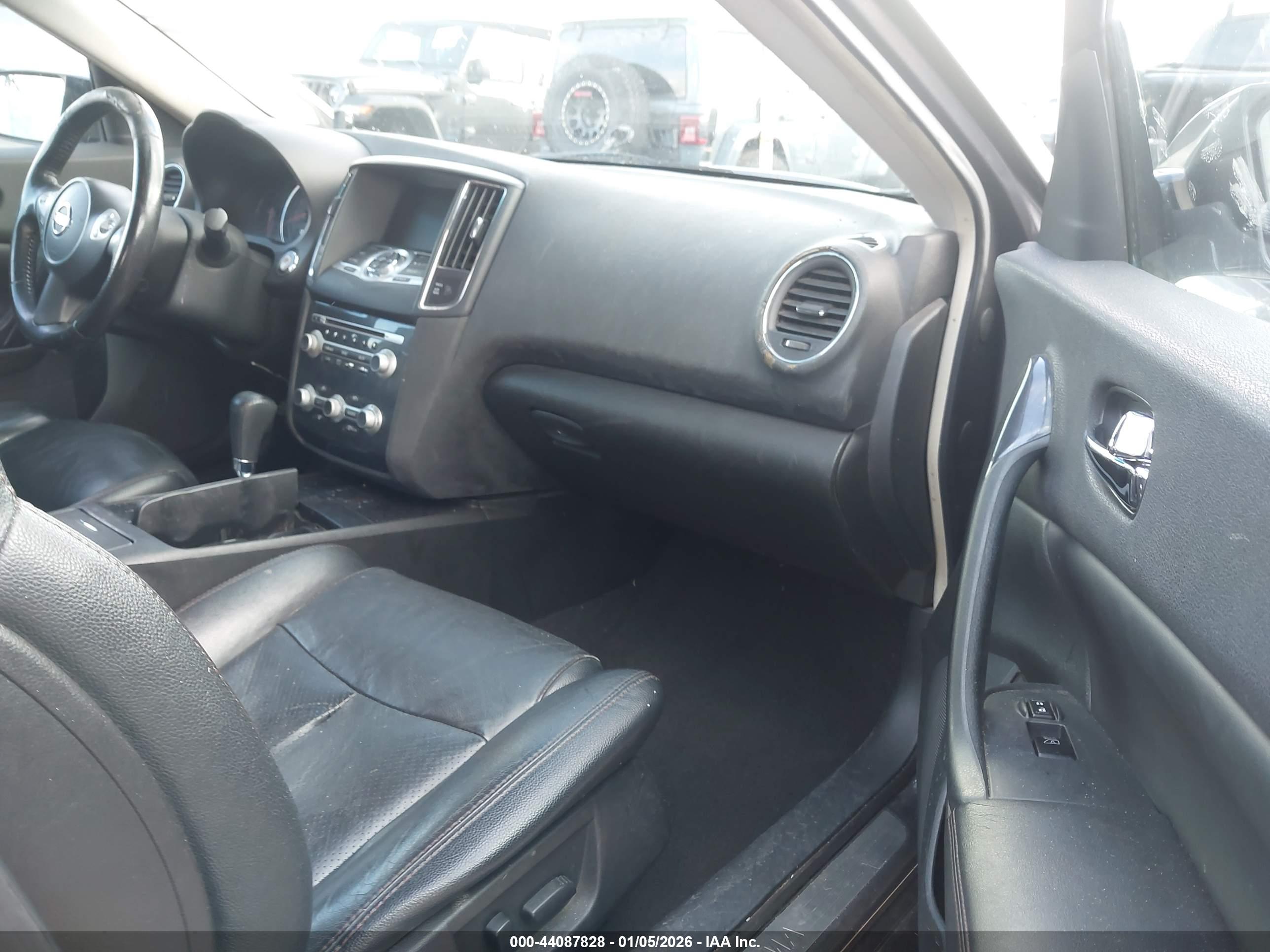 NISSAN MAXIMA image 5