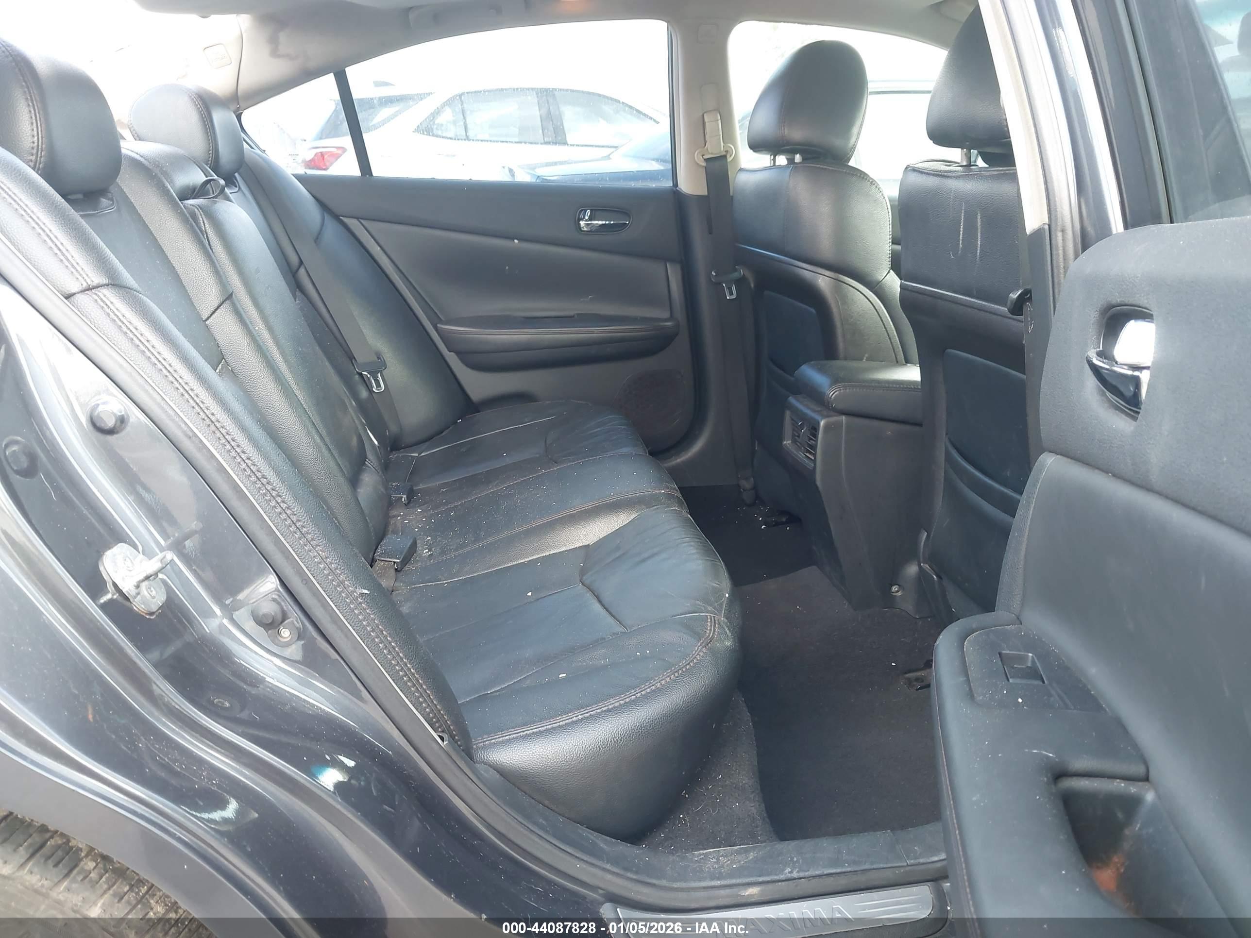 NISSAN MAXIMA image 8