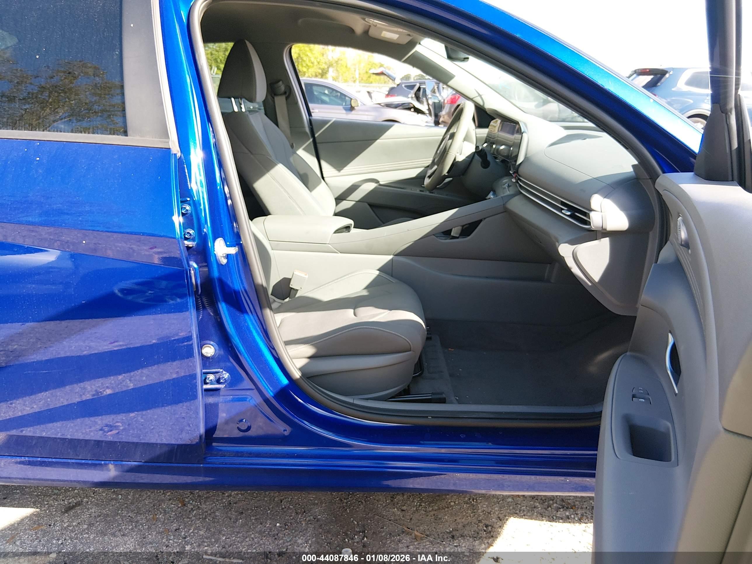 HYUNDAI ELANTRA image 5