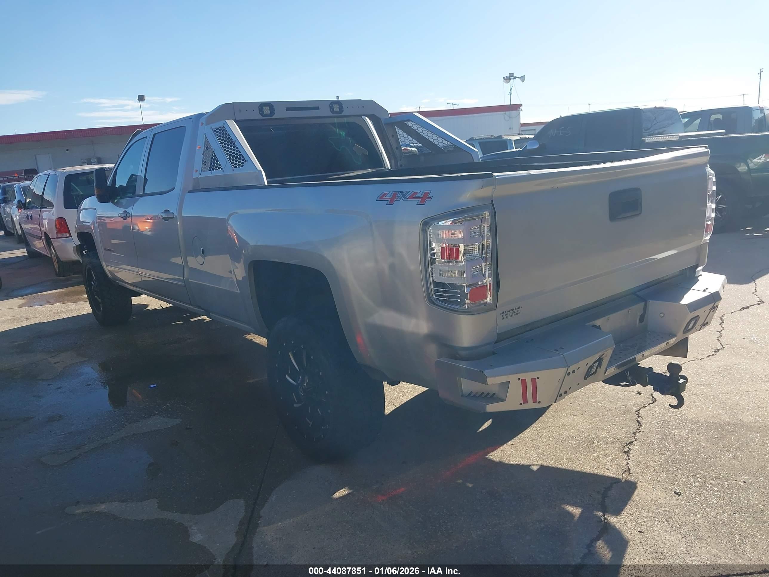 CHEVROLET SILVERADO image 3