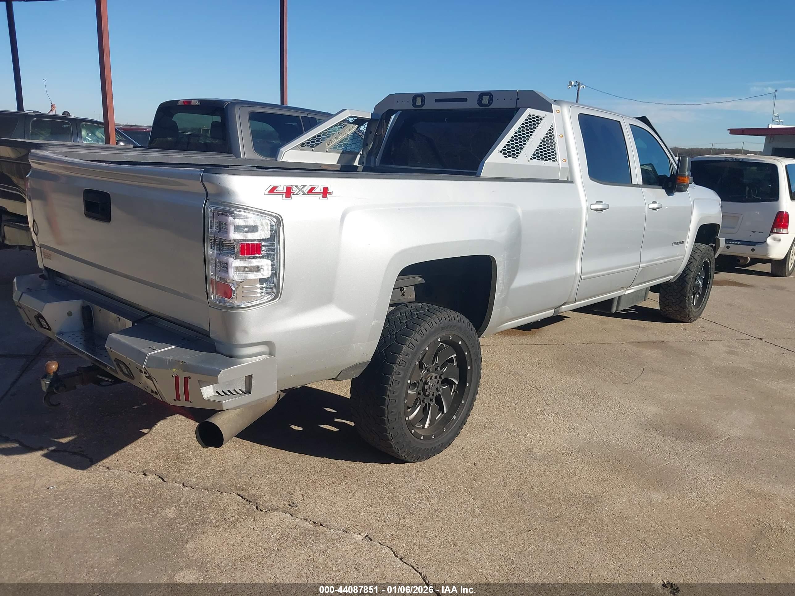 CHEVROLET SILVERADO image 4