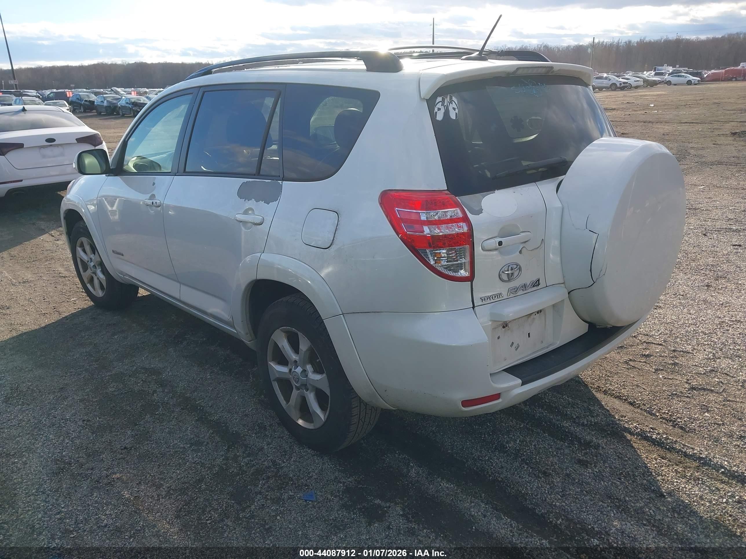 TOYOTA RAV4 image 3