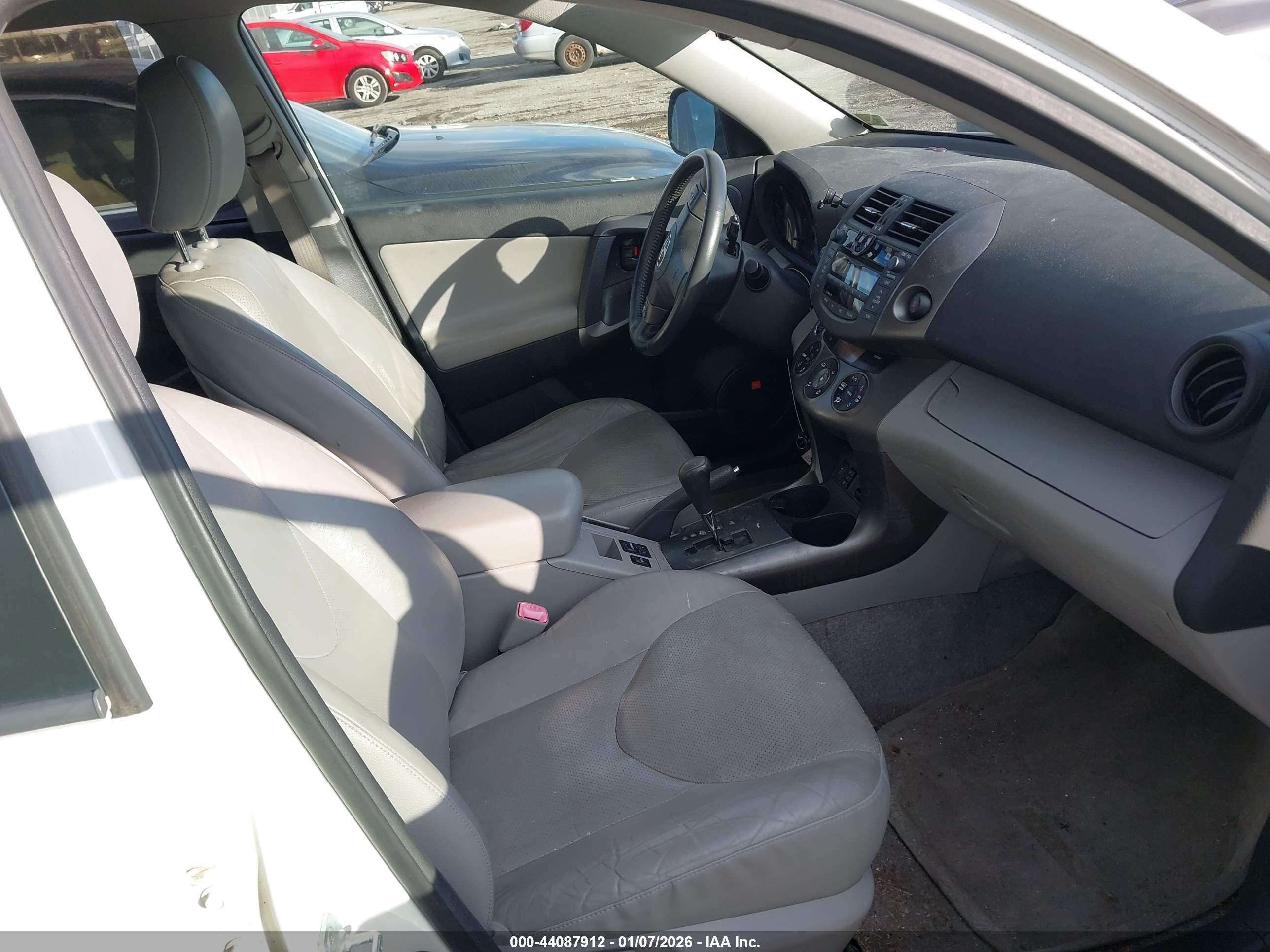 TOYOTA RAV4 image 5