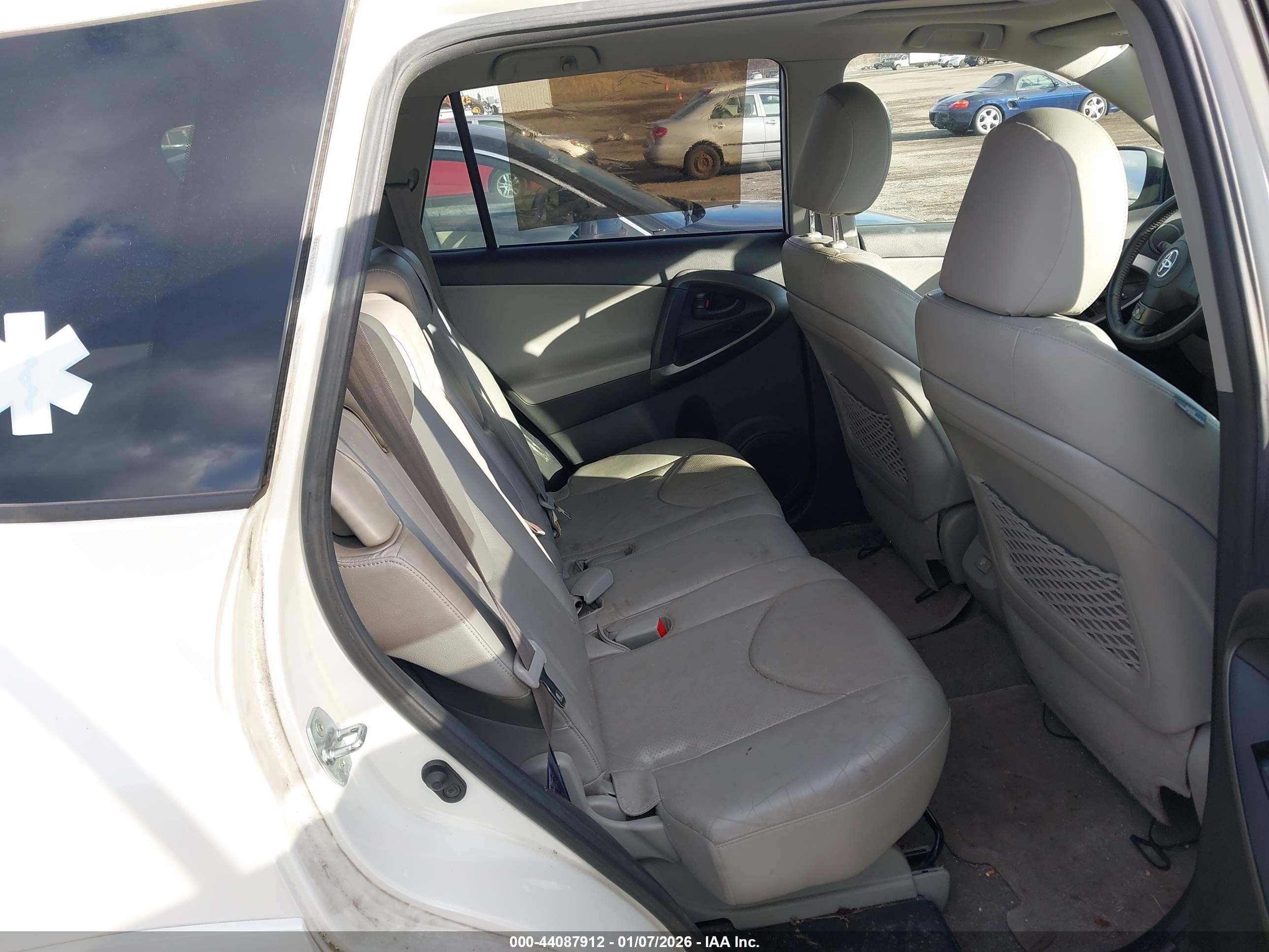 TOYOTA RAV4 image 8
