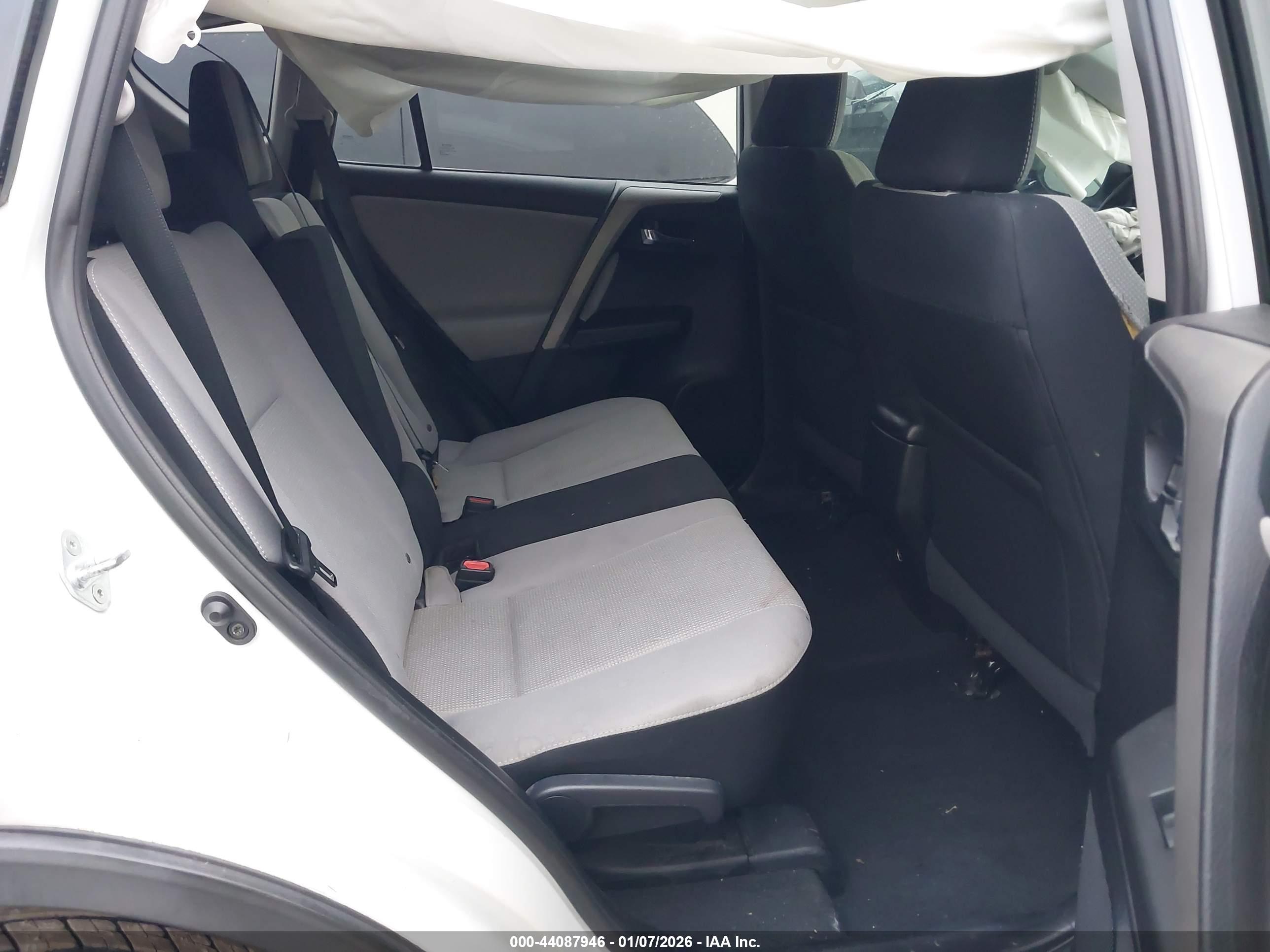 TOYOTA RAV4 image 8