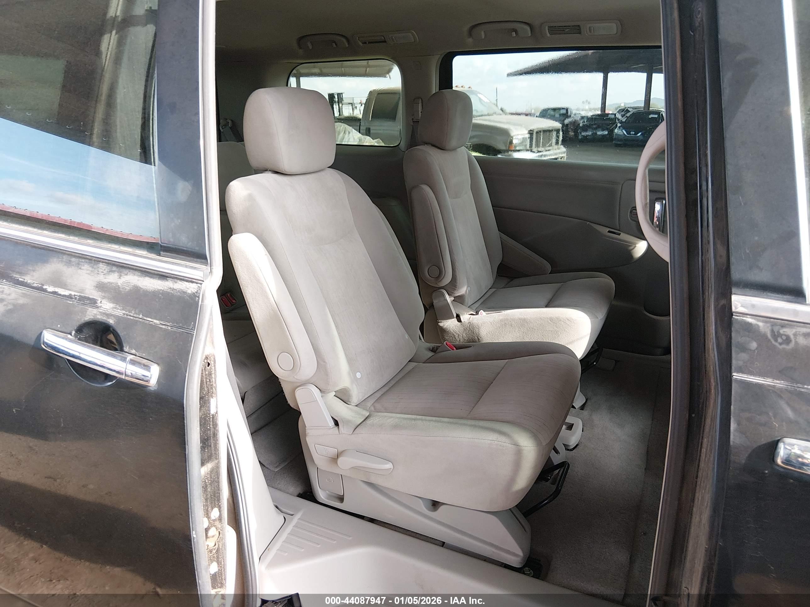 NISSAN QUEST image 8