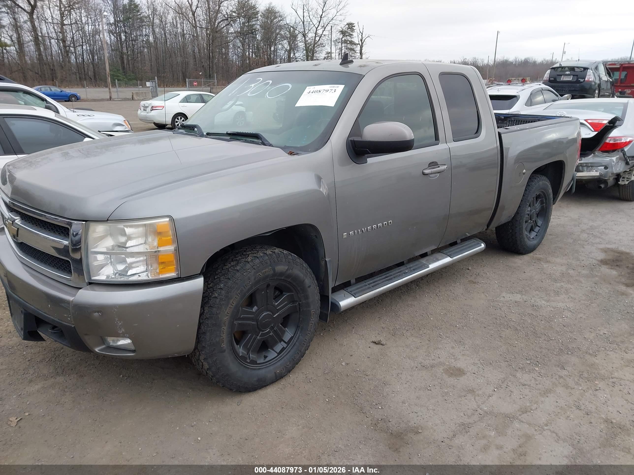 CHEVROLET SILVERADO image 2
