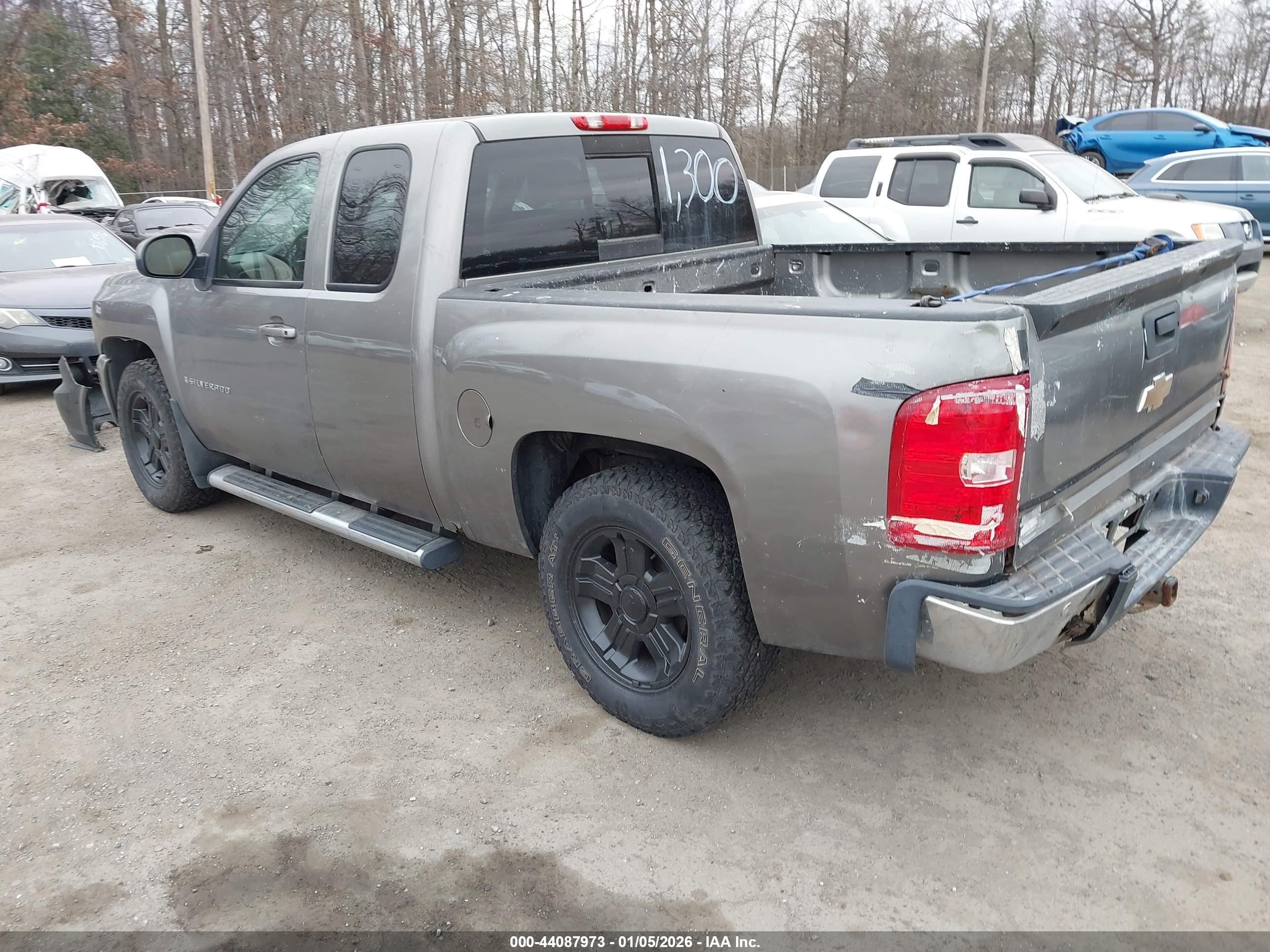 CHEVROLET SILVERADO image 3